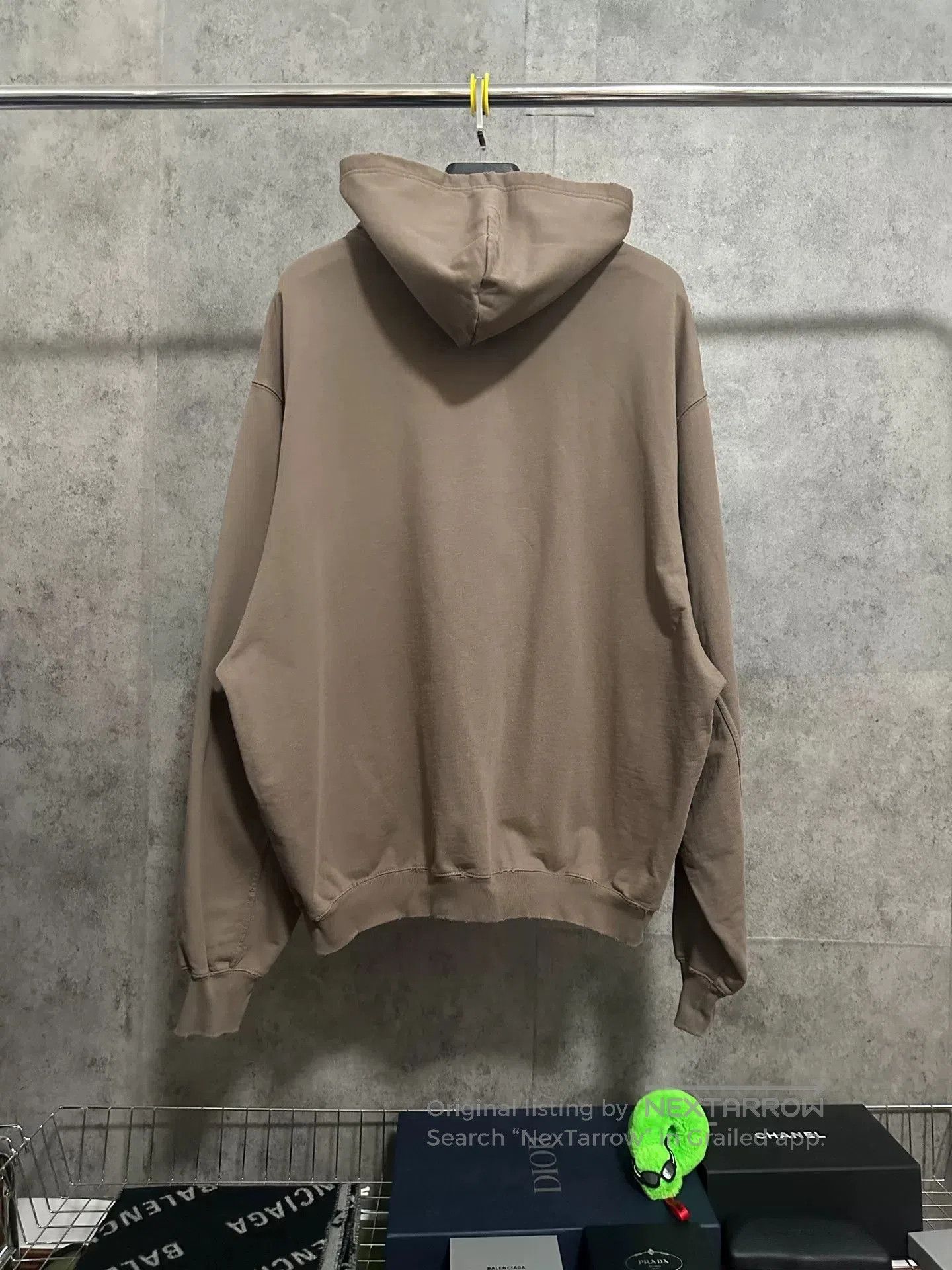 Balenciaga balenciaga new letter logo hoodie in khaki. Size US XXS / EU 40 - 4 Thumbnail