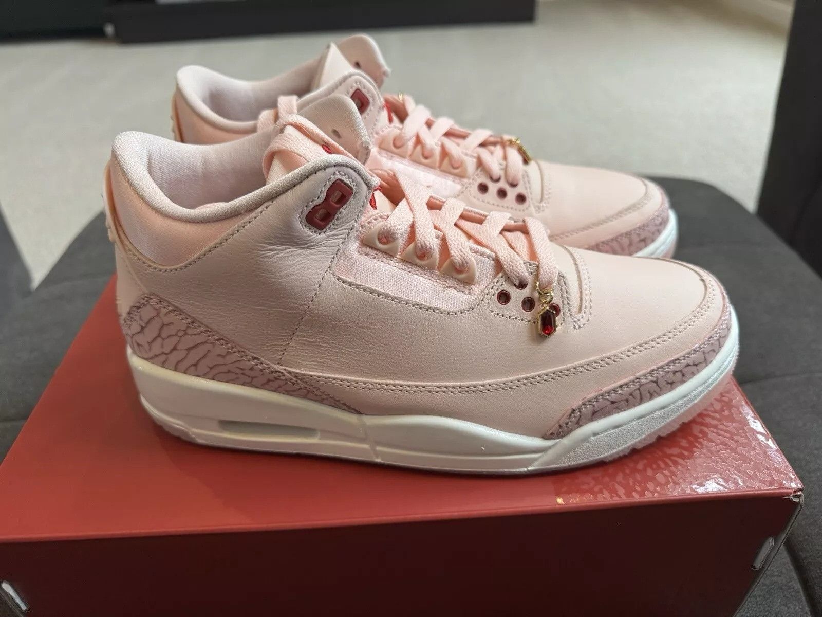 Jordan Brand × Nike Jordan 3 Retro Valentine's Day Treat Yourself (2025) Size US 9 / IT 39 - 2 Thumbnail