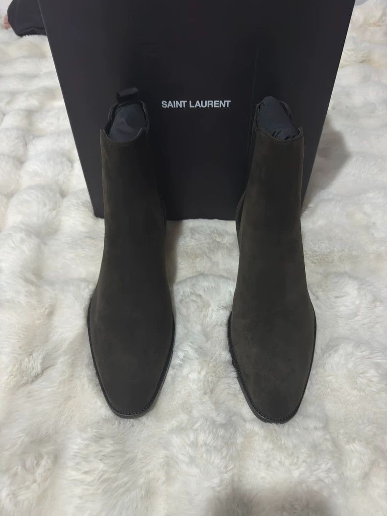 SAINT LAURENT PARIS　Suede Chelsea Boots Saint Laurent Paris Suede Chelsea boots