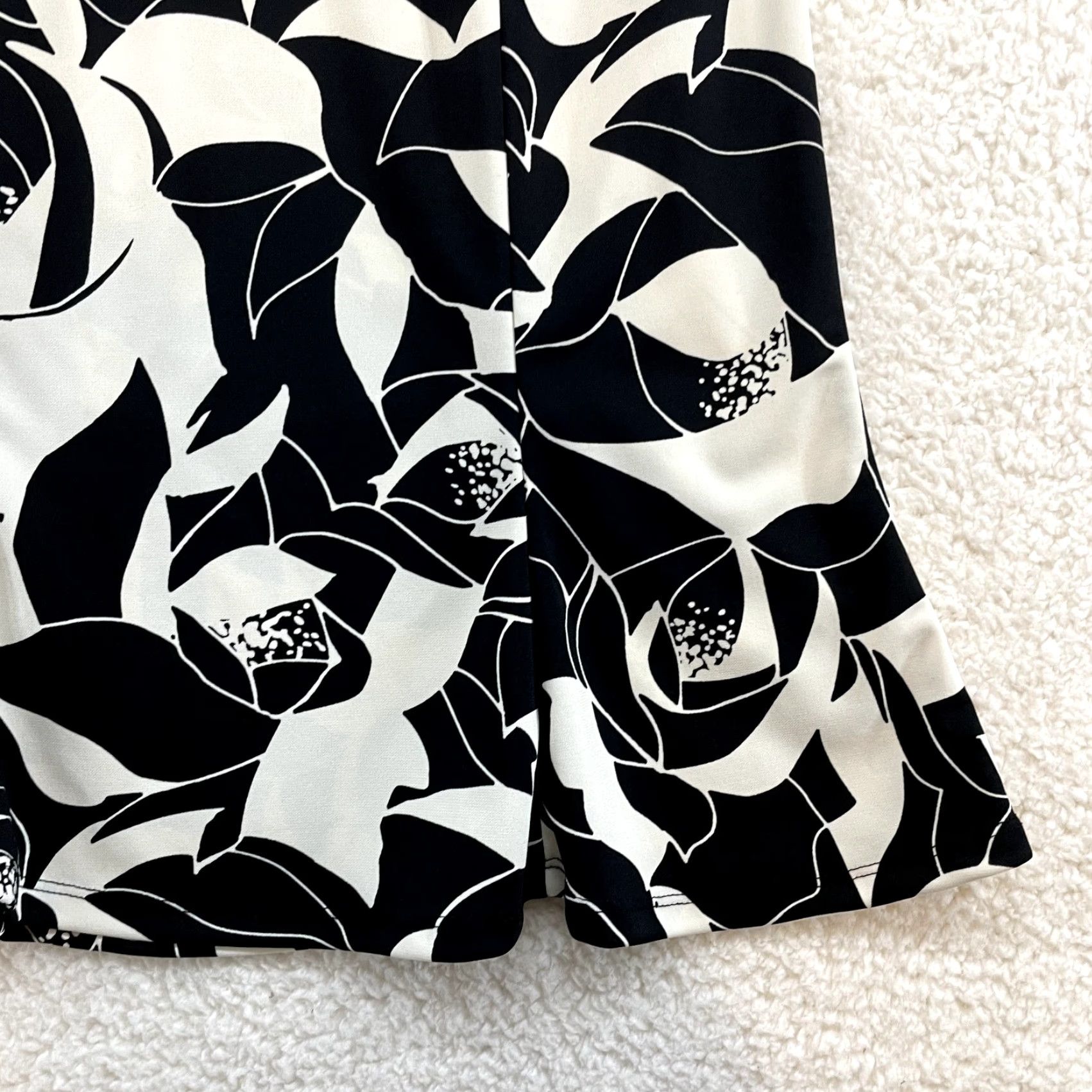 Express VINTAGE Express Skirt S Black White Rose Floral Office Small Slinky Stretch Women's XS (fits S) Size 28" / US 6 / IT 42 - 3 Thumbnail