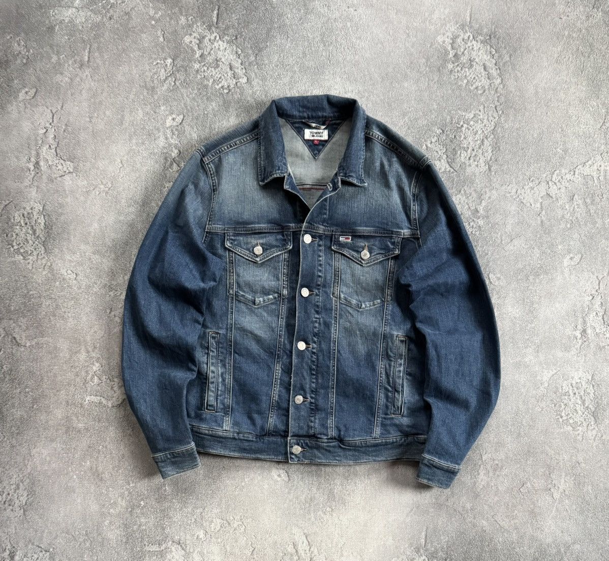 Tommy Hilfiger Tommy Hilfiger L blue denim trucker jacket button bomber Size US L / EU 52-54 / 3 - 1 Thumbnail