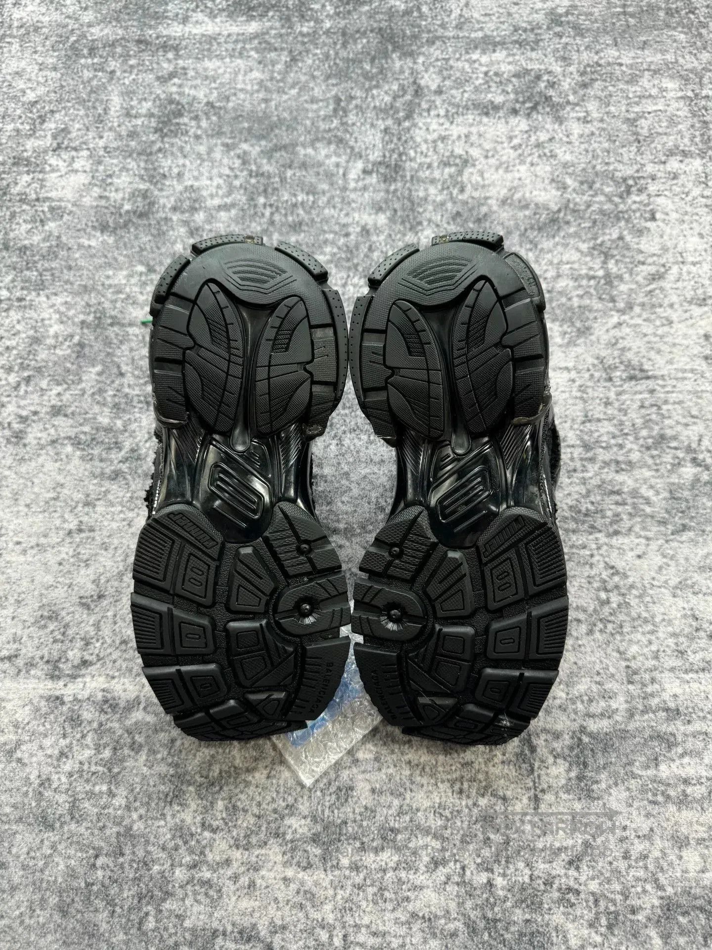 Balenciaga Balenciaga Black Distressed Runner Sneakers. Size US 5 / IT 35 - 6 Thumbnail