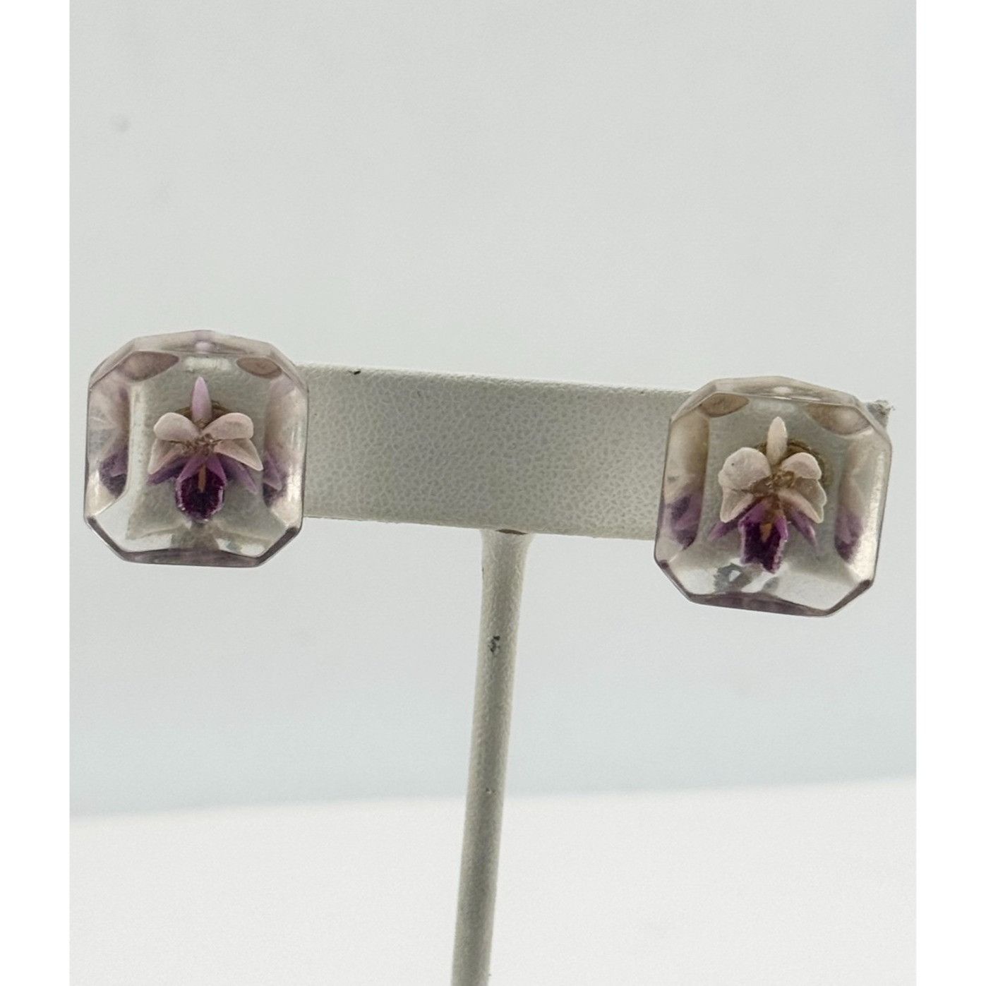 Vintage Vintage lucite purple flower screw back earrings Size ONE SIZE - 1 Thumbnail
