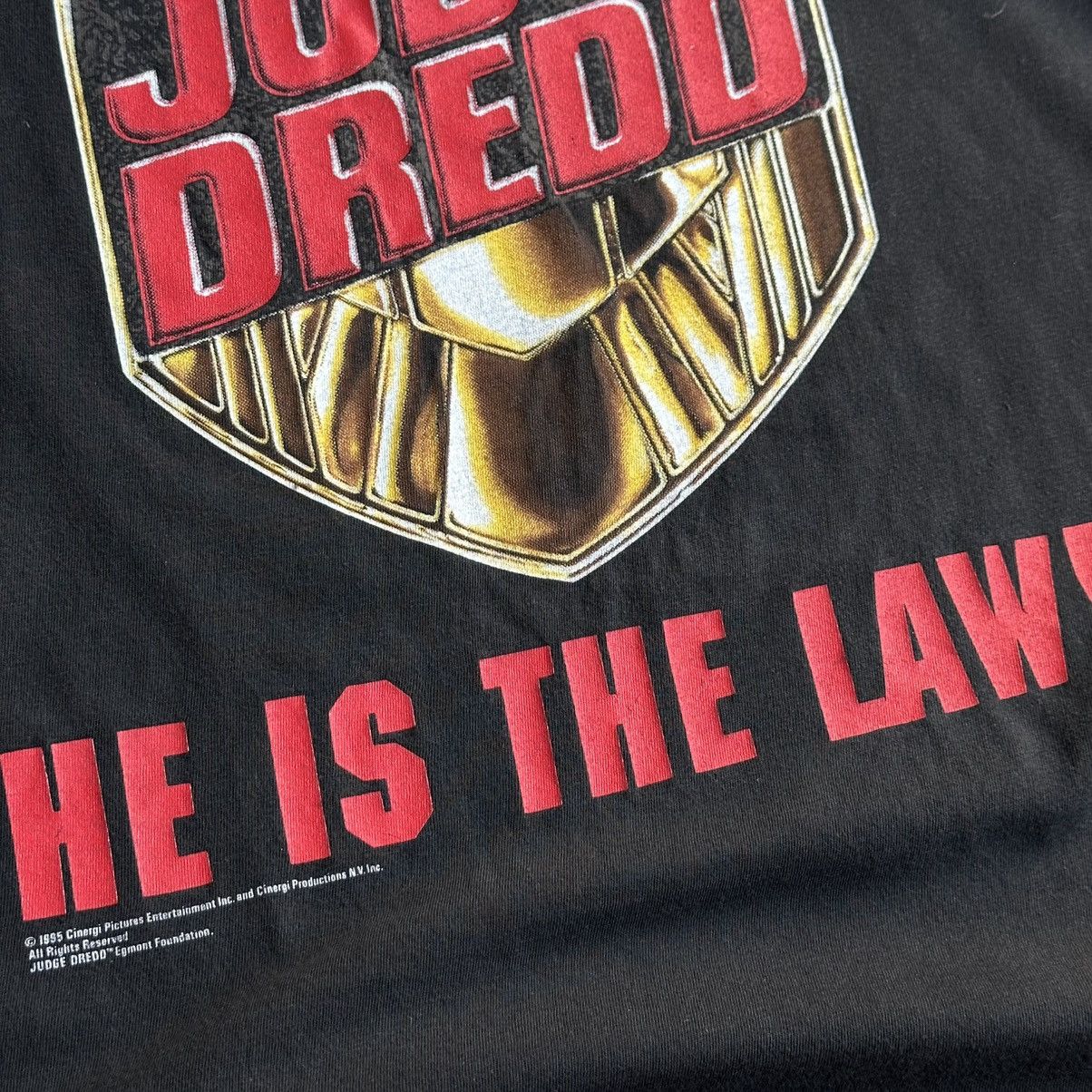Vintage Vintage 1995 Judge Dredd “He is the Law!” Movie Promo Tee Size US XL / EU 56 / 4 - 4 Thumbnail