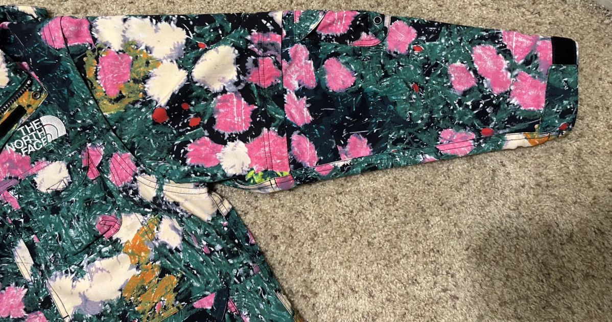 Supreme × The North Face SUPREMExTNF S/S 22 FLORAL SIZE MEDIUM Size US M / EU 48-50 / 2 - 8 Thumbnail