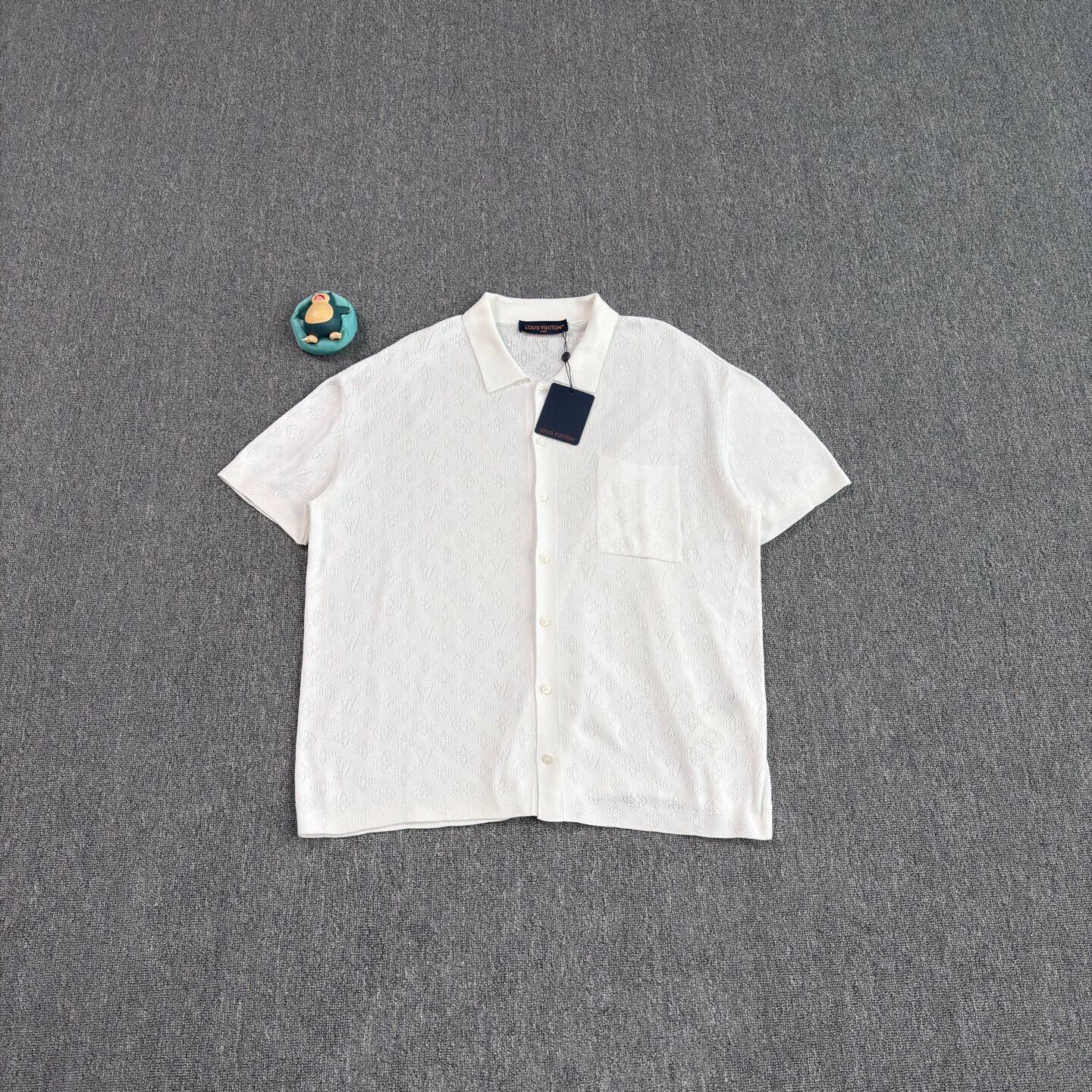Louis Vuitton LV 25 white monogram allover short sleeve M like new Size US M / EU 48-50 / 2 - 1 Thumbnail