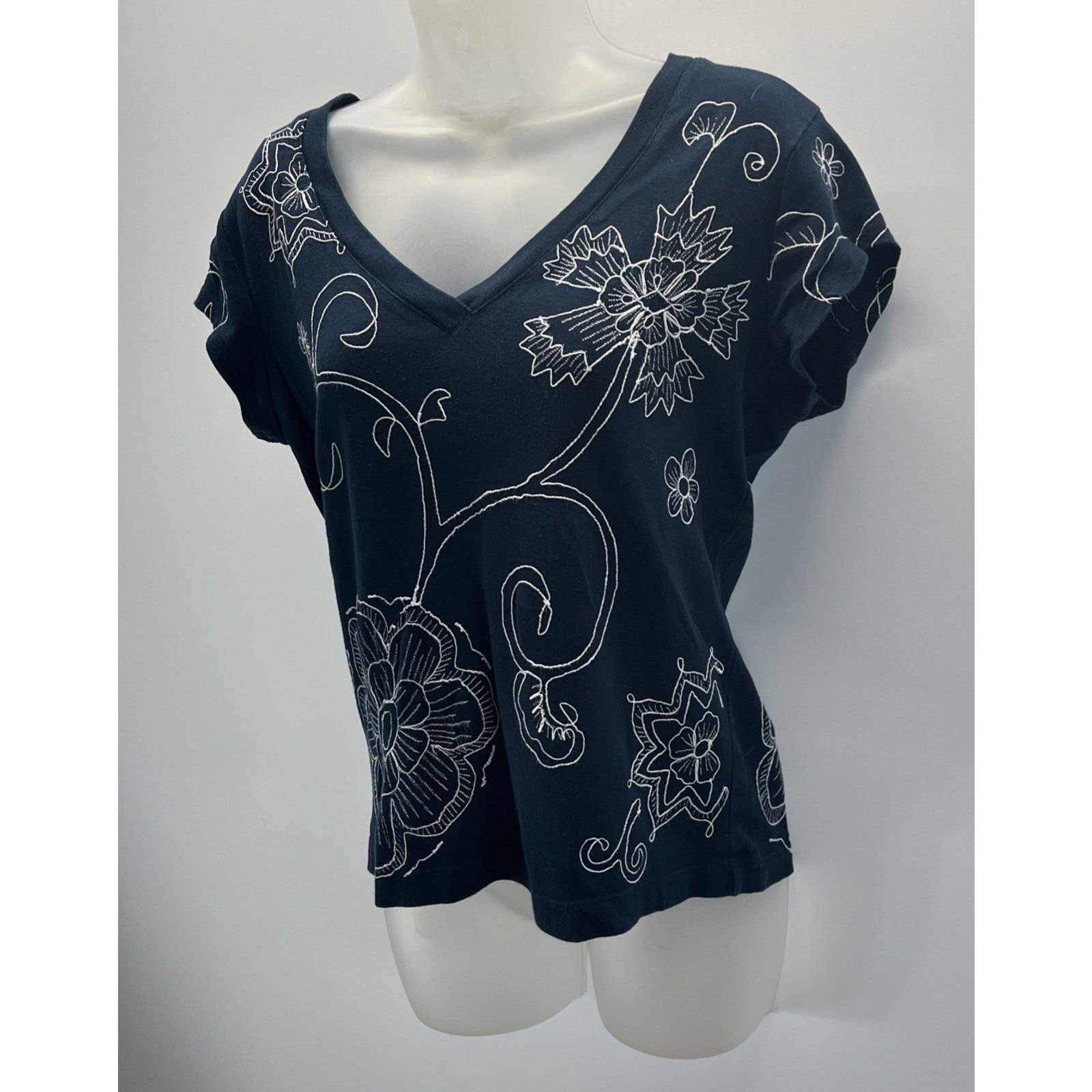Chicos Chico’s Size 1 Large Navy Cotton Embroidered Flowers T-Shirt Size XS / US 0-2 / IT 36-38 - 1 Thumbnail