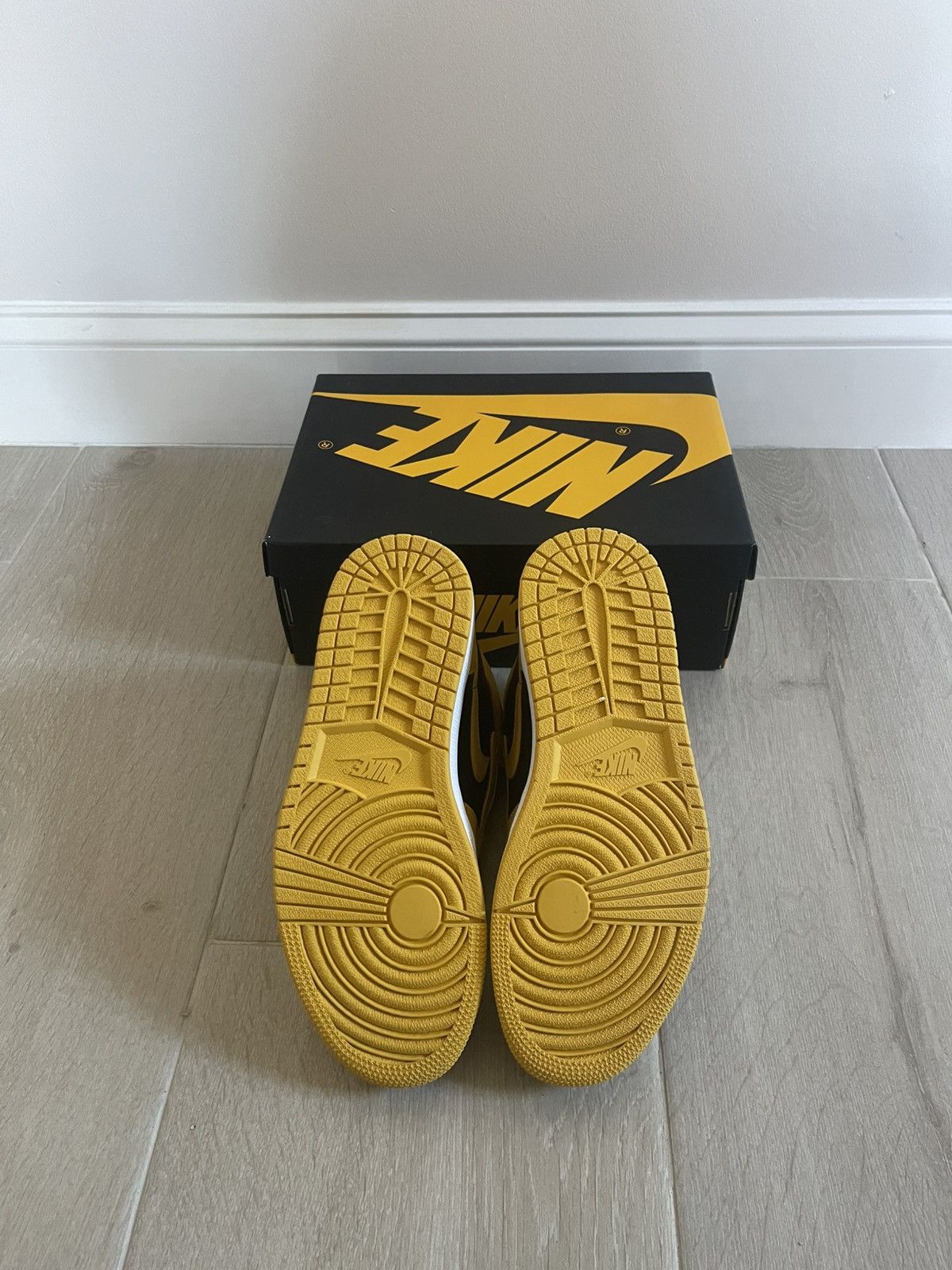 Nike Nike Air Jordan 1 Retro High OG Pollen Black Size 9 (New) Size US 9 / EU 42 - 6 Thumbnail