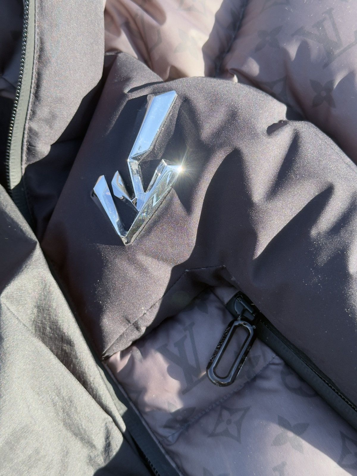 Louis Vuitton Louis Vuitton x Virgil Abloh - 2054 Heat reactive Puffer Size US M / EU 48-50 / 2 - 5 Thumbnail