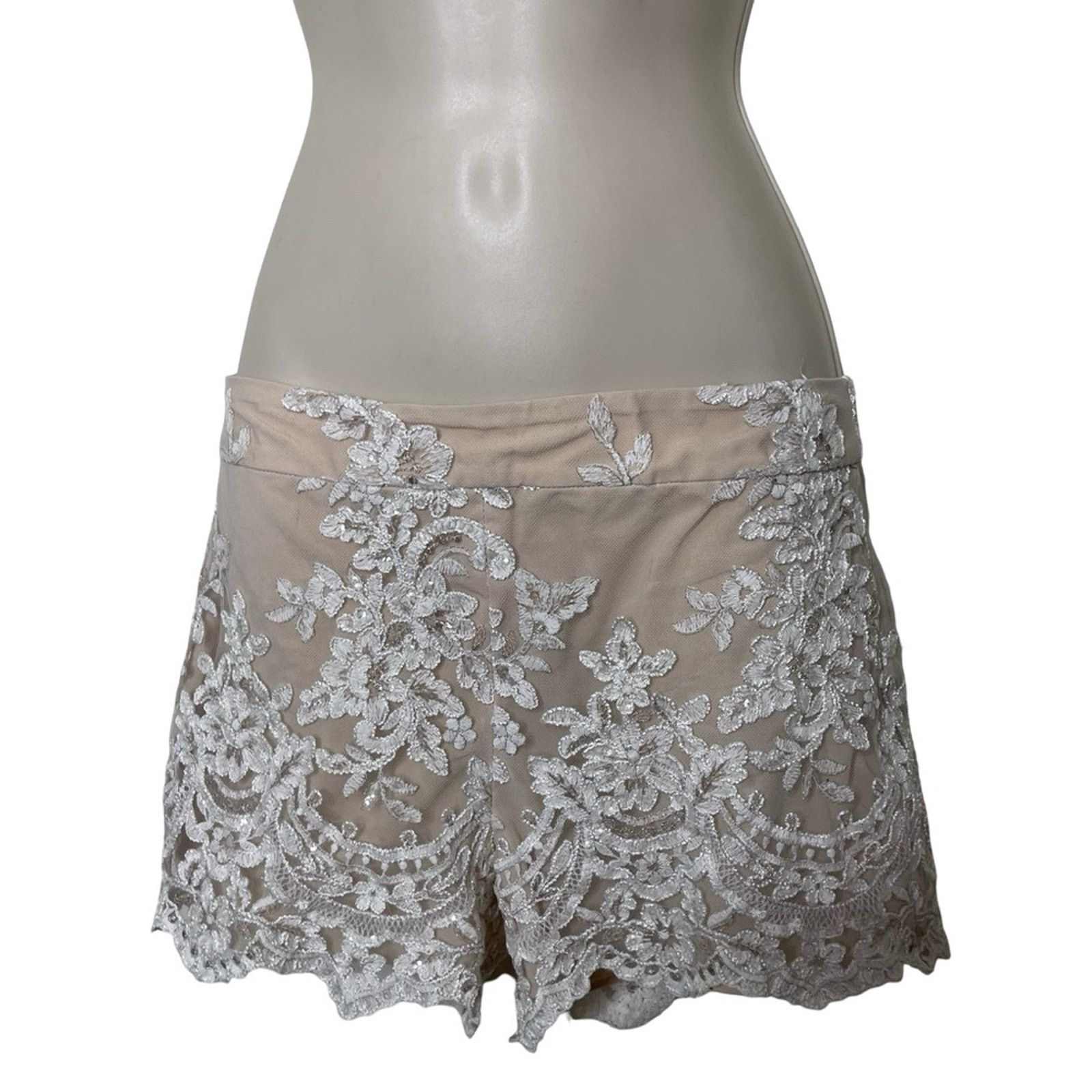 Alice + Olivia Alice and Olivia Scalloped Lace Shorts sz 4 Size 27" / US 4 / IT 40 - 4 Thumbnail