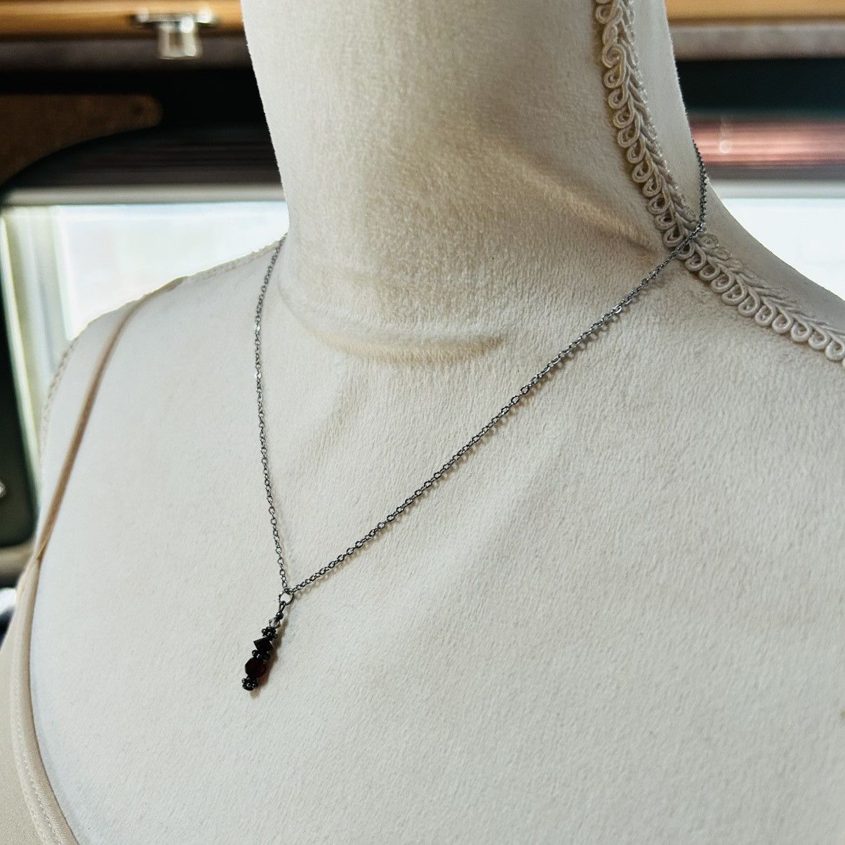 Vintage Vintage vampire blood pendant on chain necklace Size ONE SIZE - 4 Thumbnail