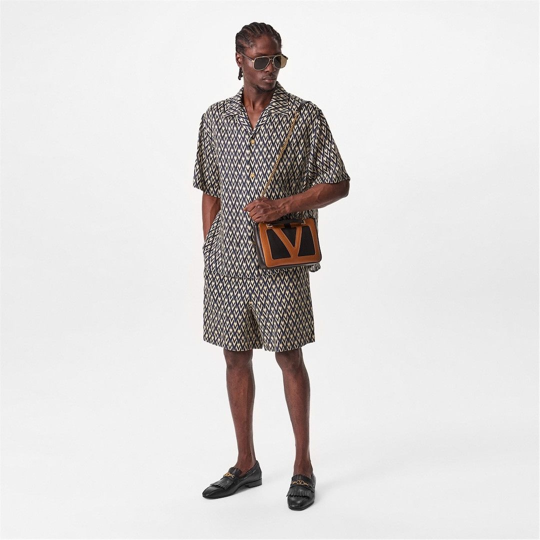 Valentino o1g2r1mq0526 V Emblem Shorts in Navy/Cream Size US 36 / EU 52 - 4 Thumbnail