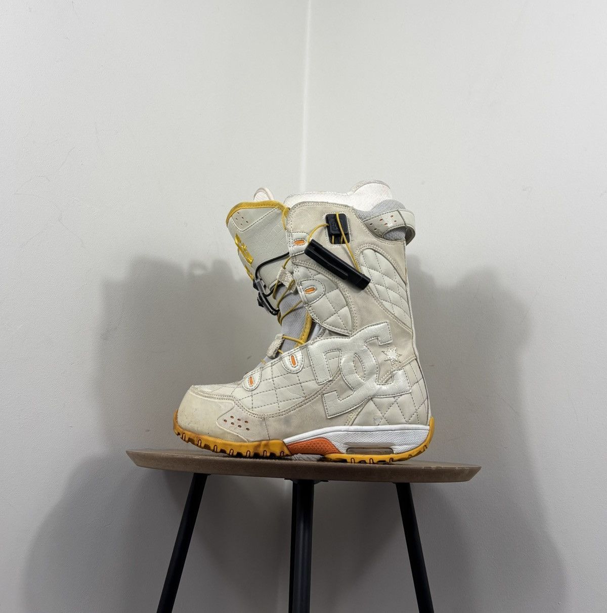 DC DC Nib Graphix Turtle Dove Women’s Snowboard Boots Size US 7 / IT 37 - 11 Thumbnail