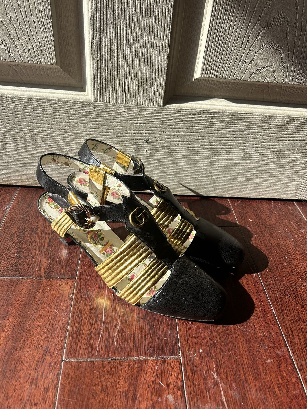 Gucci Gucci Black/Gold Leather Gea Pumps Size 40 Used Size US 10 / IT 40 - 1 Thumbnail
