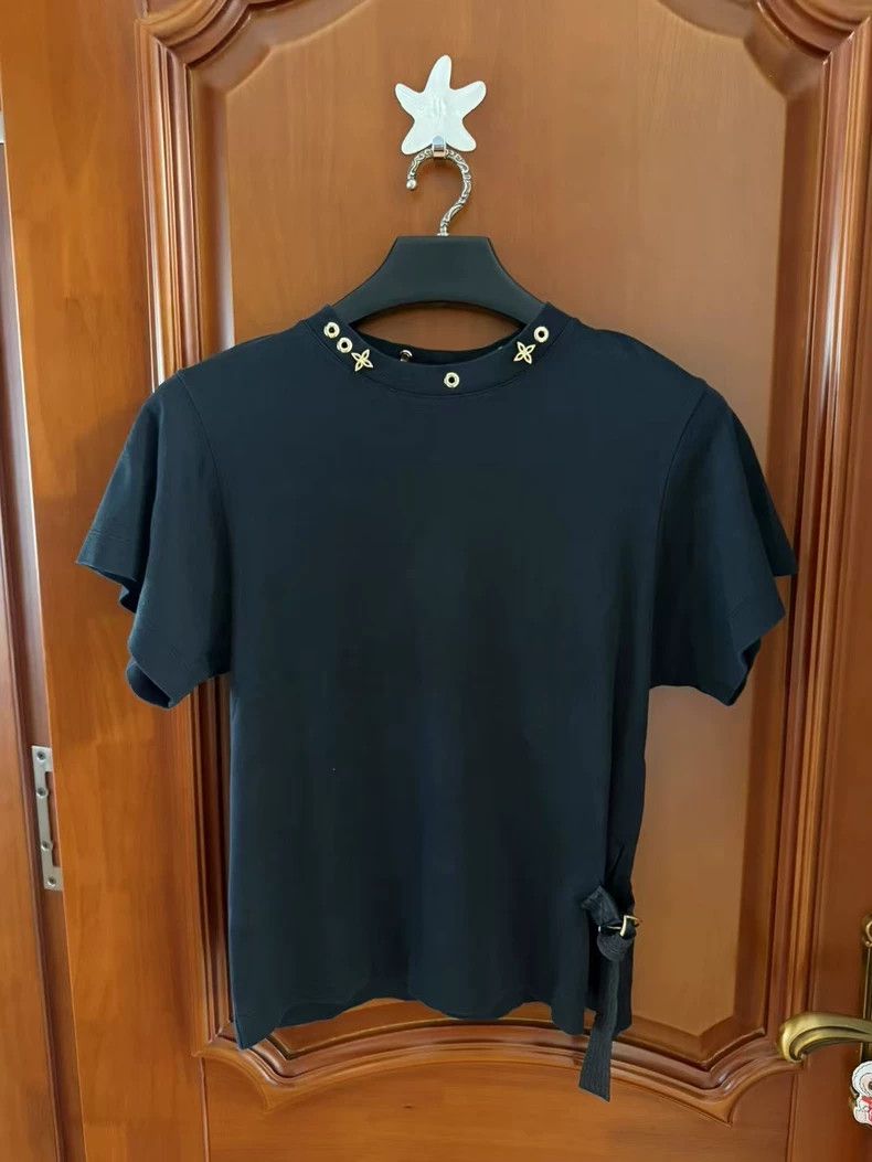 Louis Vuitton Louis Vuitton neckline and metal logo short sleeves Size US S / EU 44-46 / 1 - 1 Thumbnail