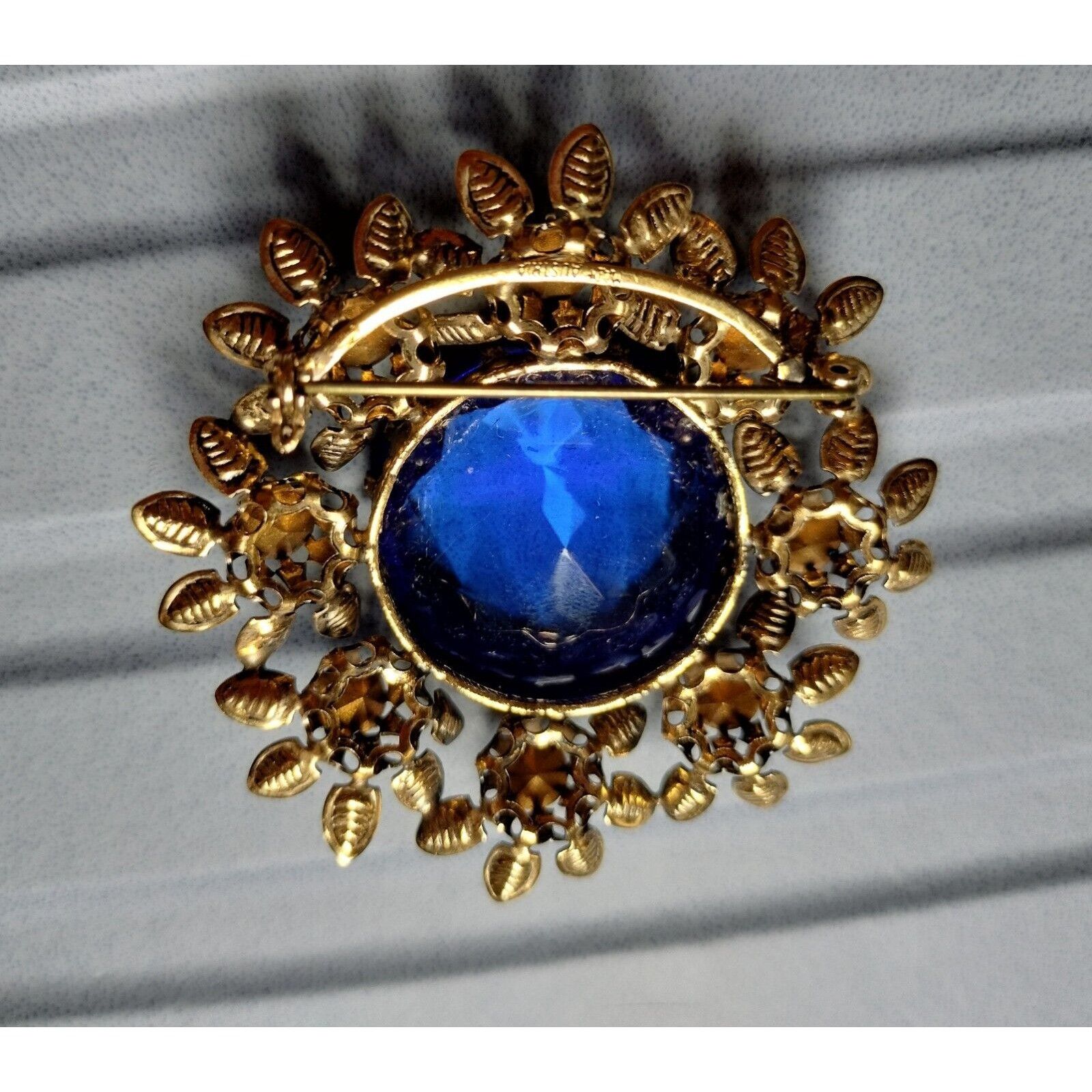 Vintage Vintage Austrian Brooch Crystal Ornate Gold Tone Blue Glass Size ONE SIZE - 9 Thumbnail