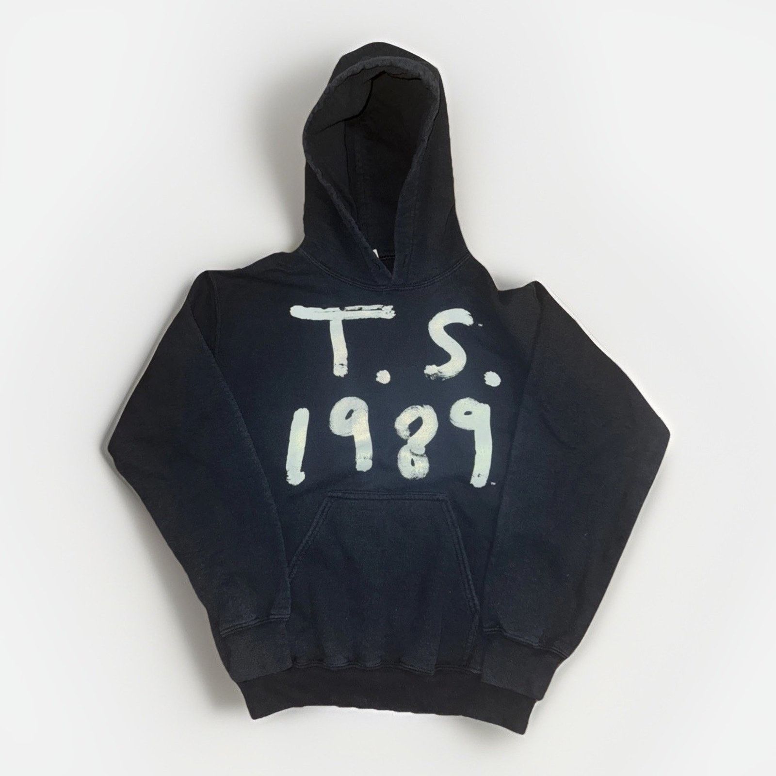 Band Tees Taylor Swift 1989 Hoodie S 19x22 Era Tour Pullover Size S / US 4 / IT 40 - 1 Thumbnail