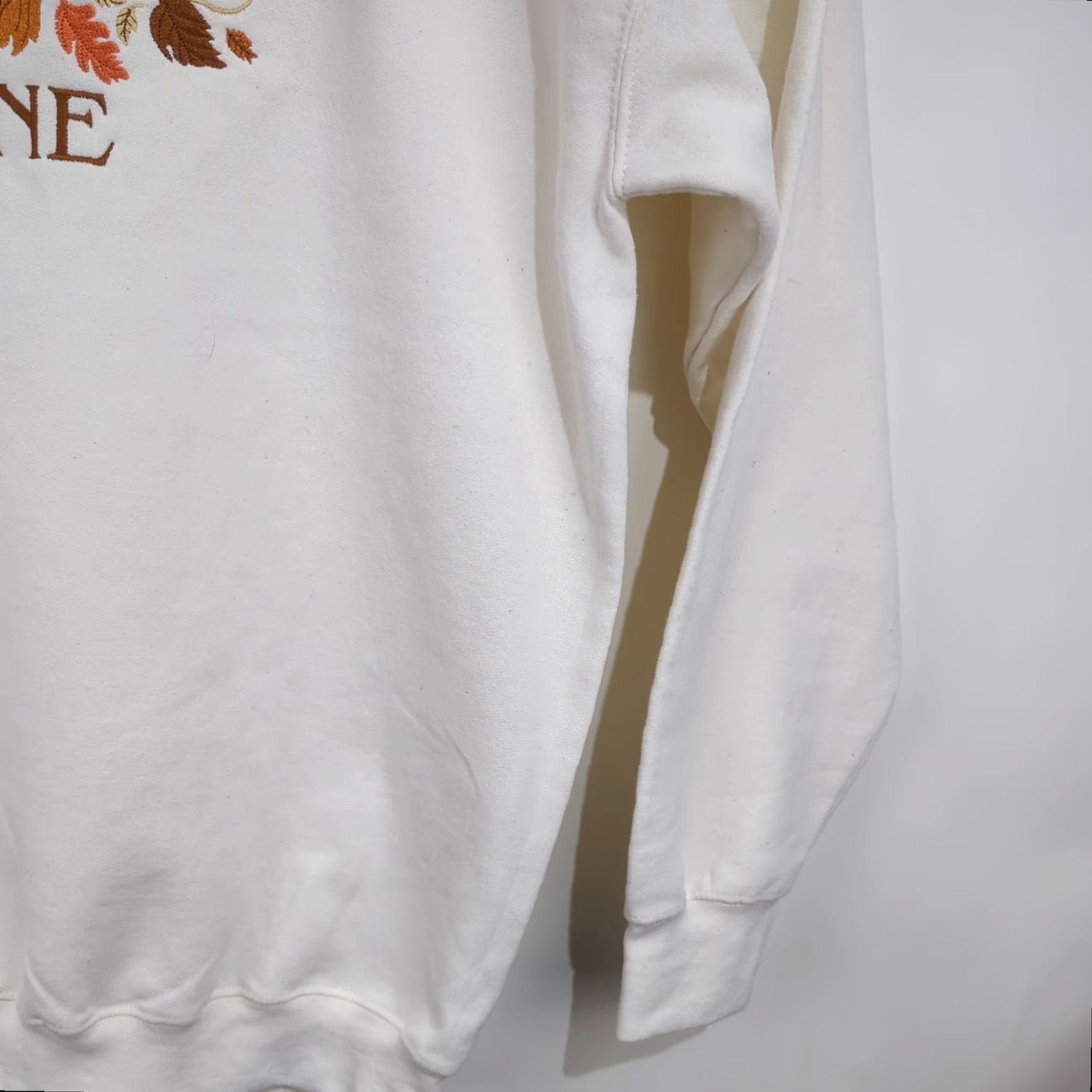 Gildan VINTAGE Gildan Sweatshirt Crew Neck Unisex Adults L Cream Embroidered Logo Heavyweight Fall Leaves Bay Harbor Maine Destination Size US L / EU 52-54 / 3 - 7 Thumbnail