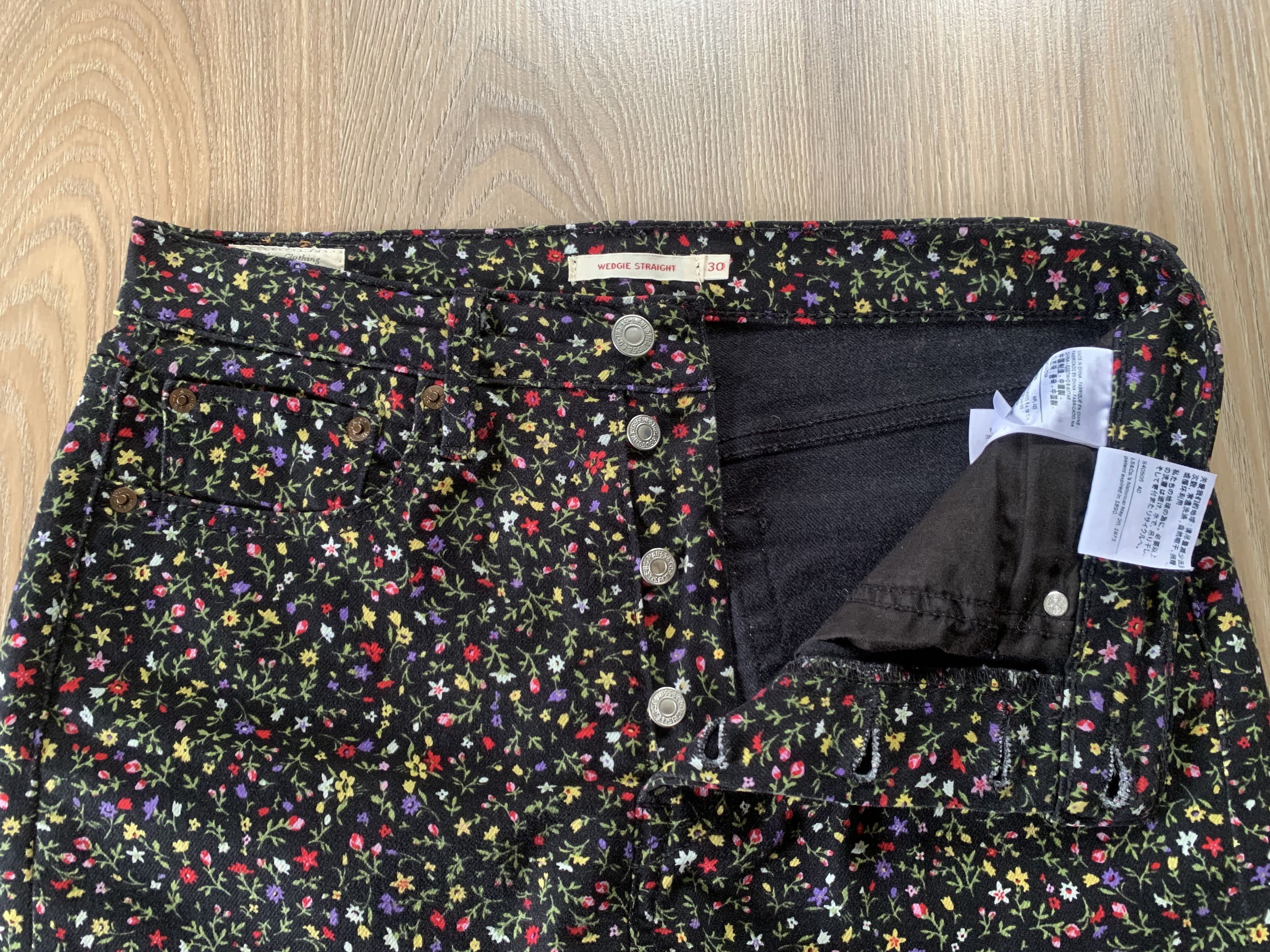 Levi's Women’s Levi’s Premium Wedgie Straight Floral Black Jeans Size 30" / US 8 / IT 44 - 5 Thumbnail