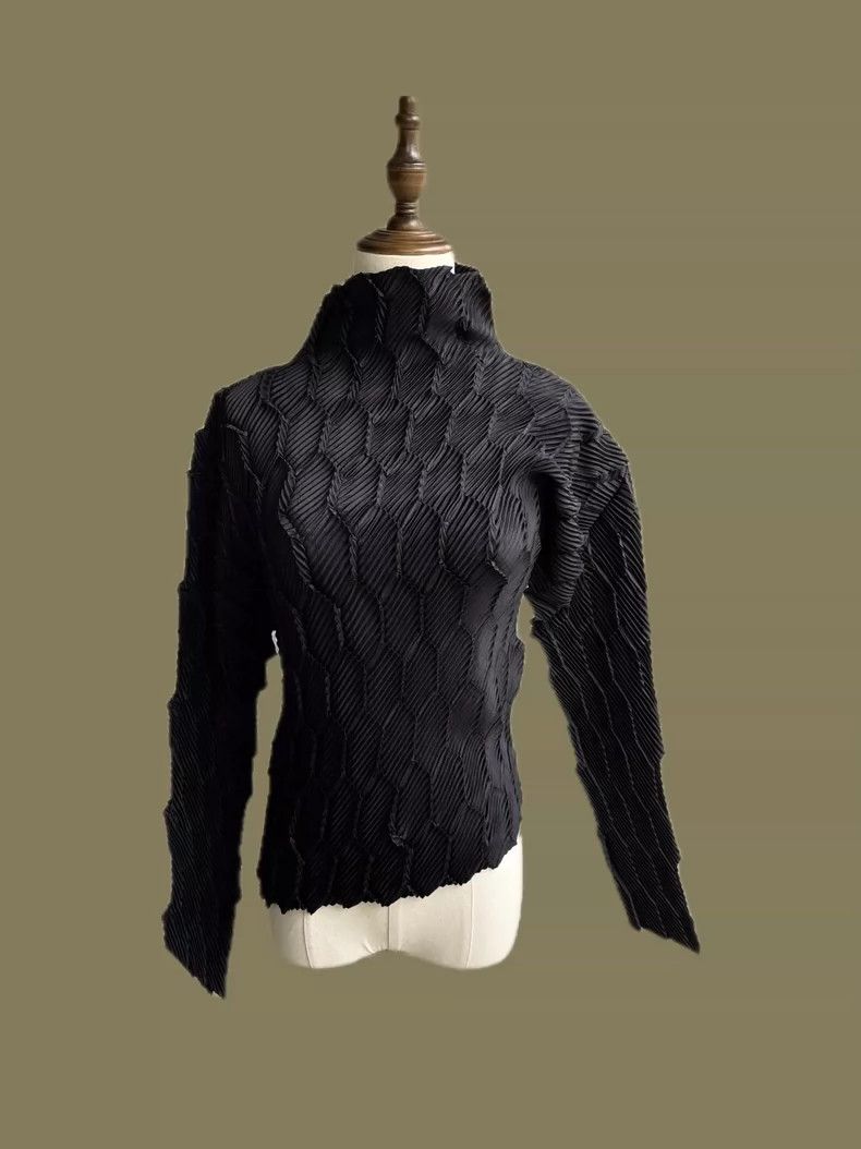 Issey Miyake Issey Miyake Black fish-scale top Size M / US 6-8 / IT 42-44 - 1 Thumbnail