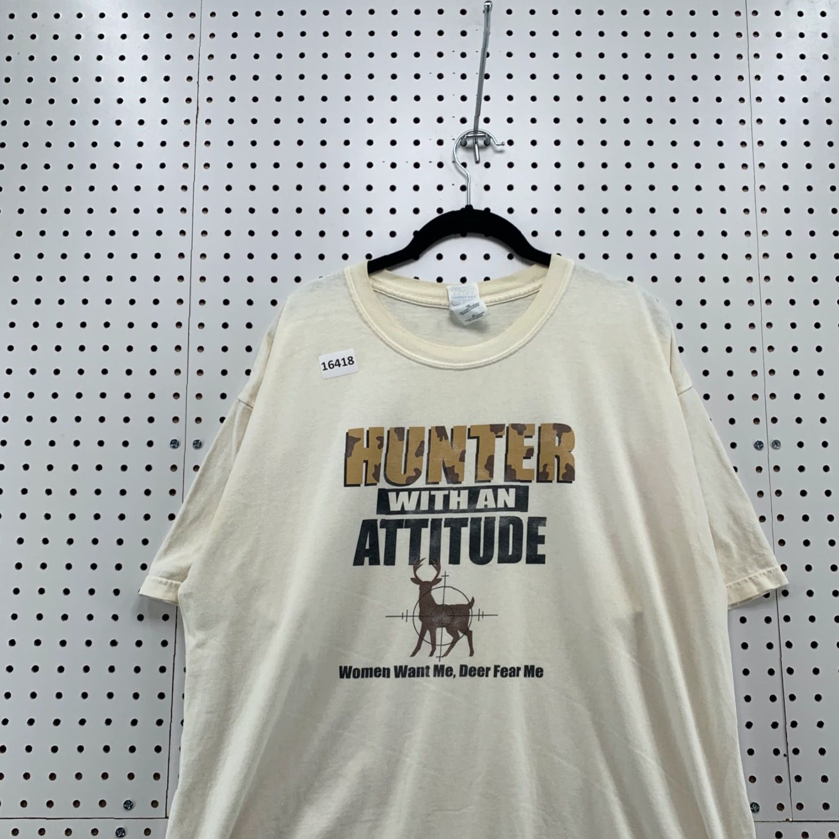 Gildan VINTAGE HUNTER WITH AN ATTITUDE Shirt Mens XL White Deer Cross Hair Graphic Size US XL / EU 56 / 4 - 6 Thumbnail
