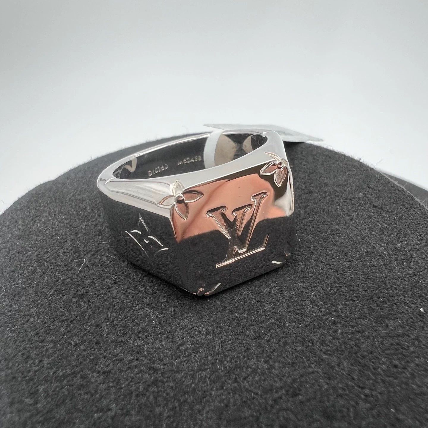Louis Vuitton LV Silver Seal Ring Mint L Size ONE SIZE - 1 Thumbnail