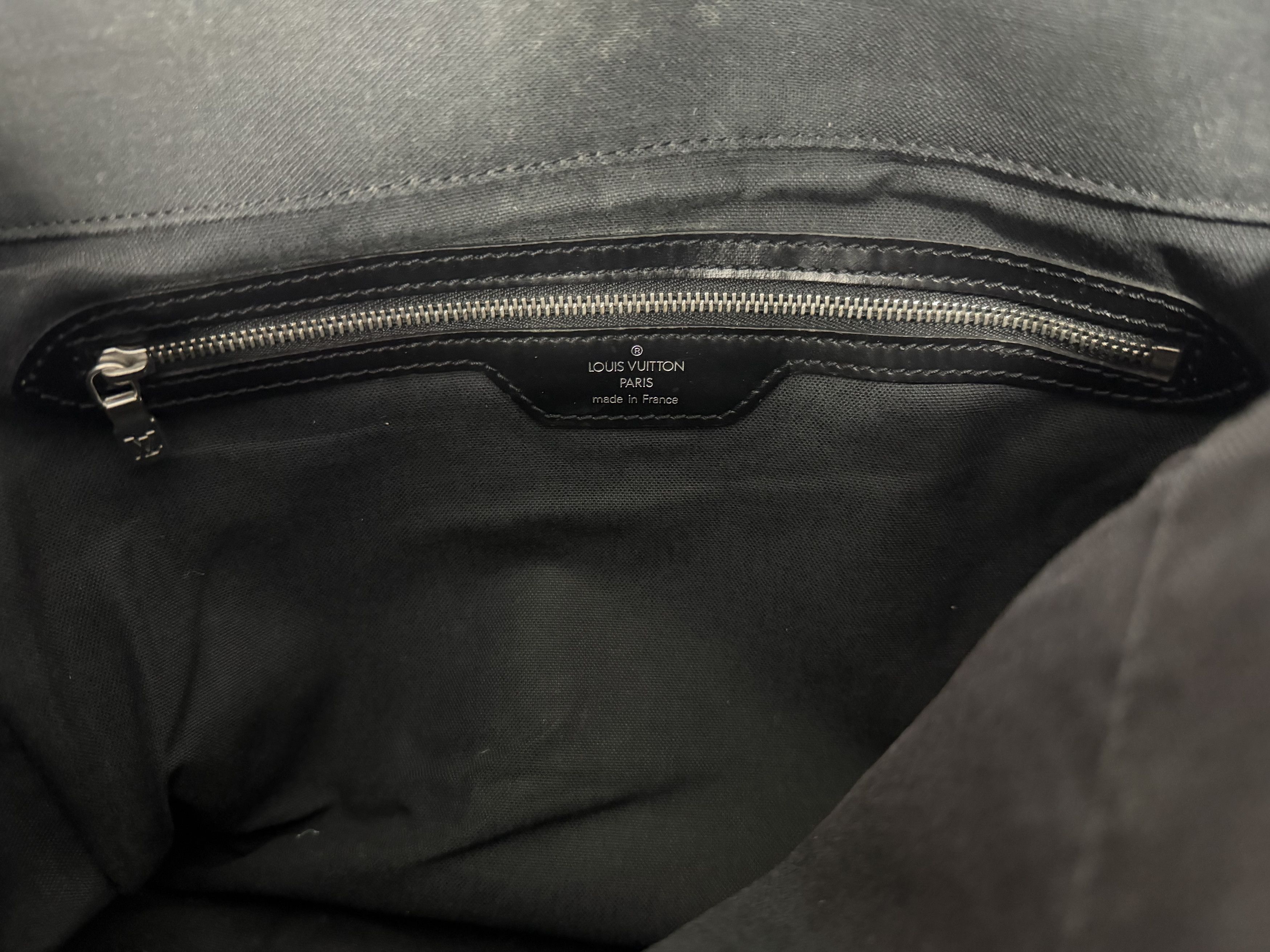 Louis Vuitton LOUIS VUITTON Black Taiga Leather Viktor Messenger Bag Size ONE SIZE - 8 Thumbnail