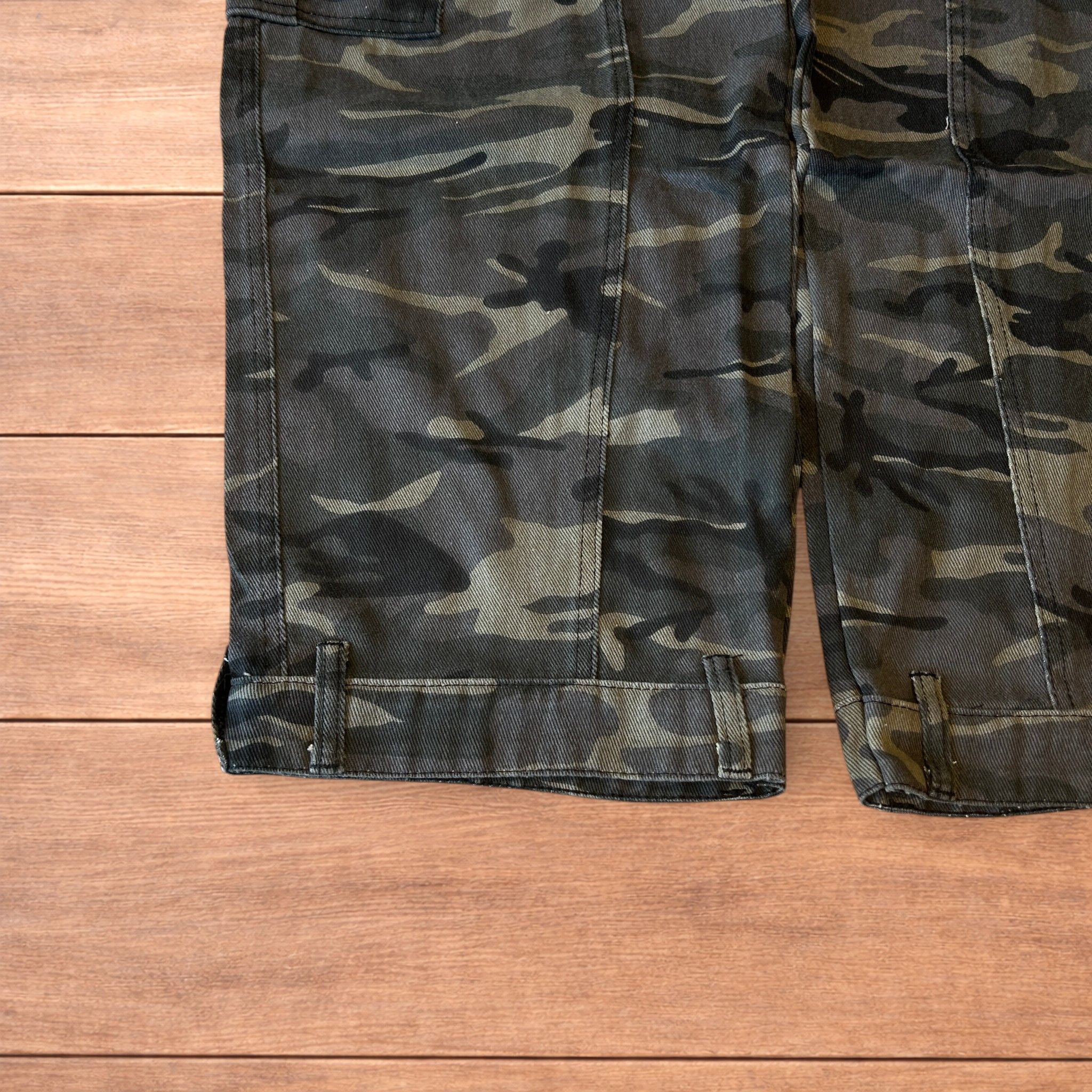 Japanese Brand Super baggy wide leg cargo carpenter trousers in army camo. Size US 34 / EU 50 - 6 Thumbnail