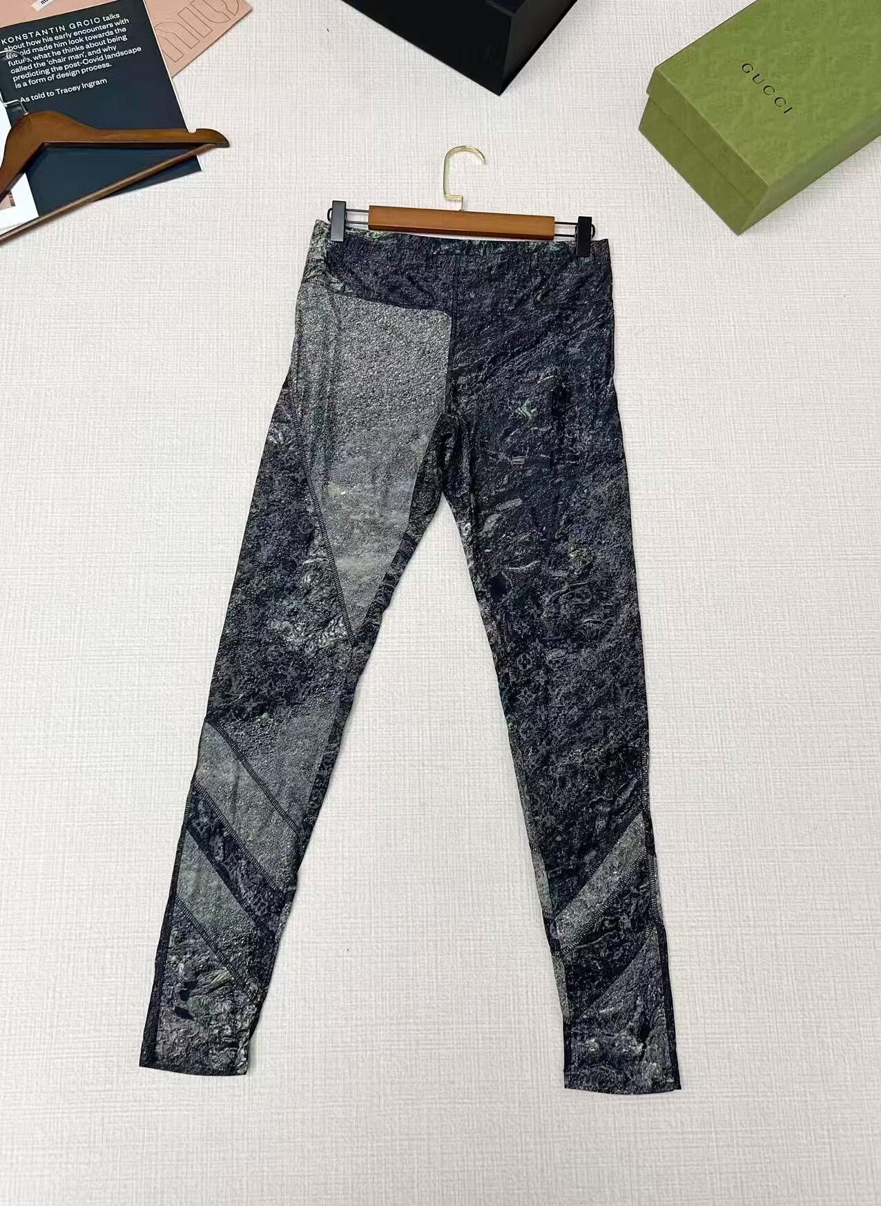 Louis Vuitton LV Monogram Print Leggings for Women Size 27" / US 4 / IT 40 - 1 Thumbnail