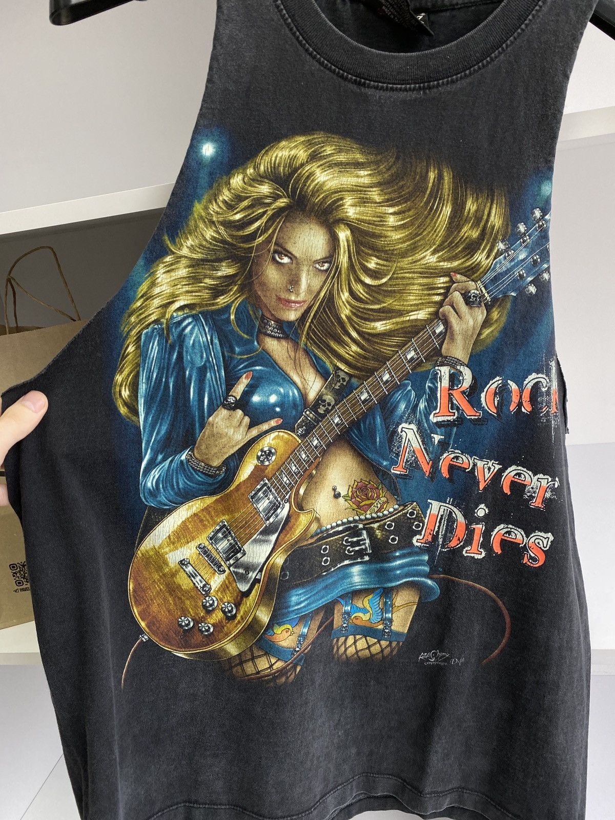 Vintage Rock Never Dies vintage tee Size US L / EU 52-54 / 3 - 4 Thumbnail
