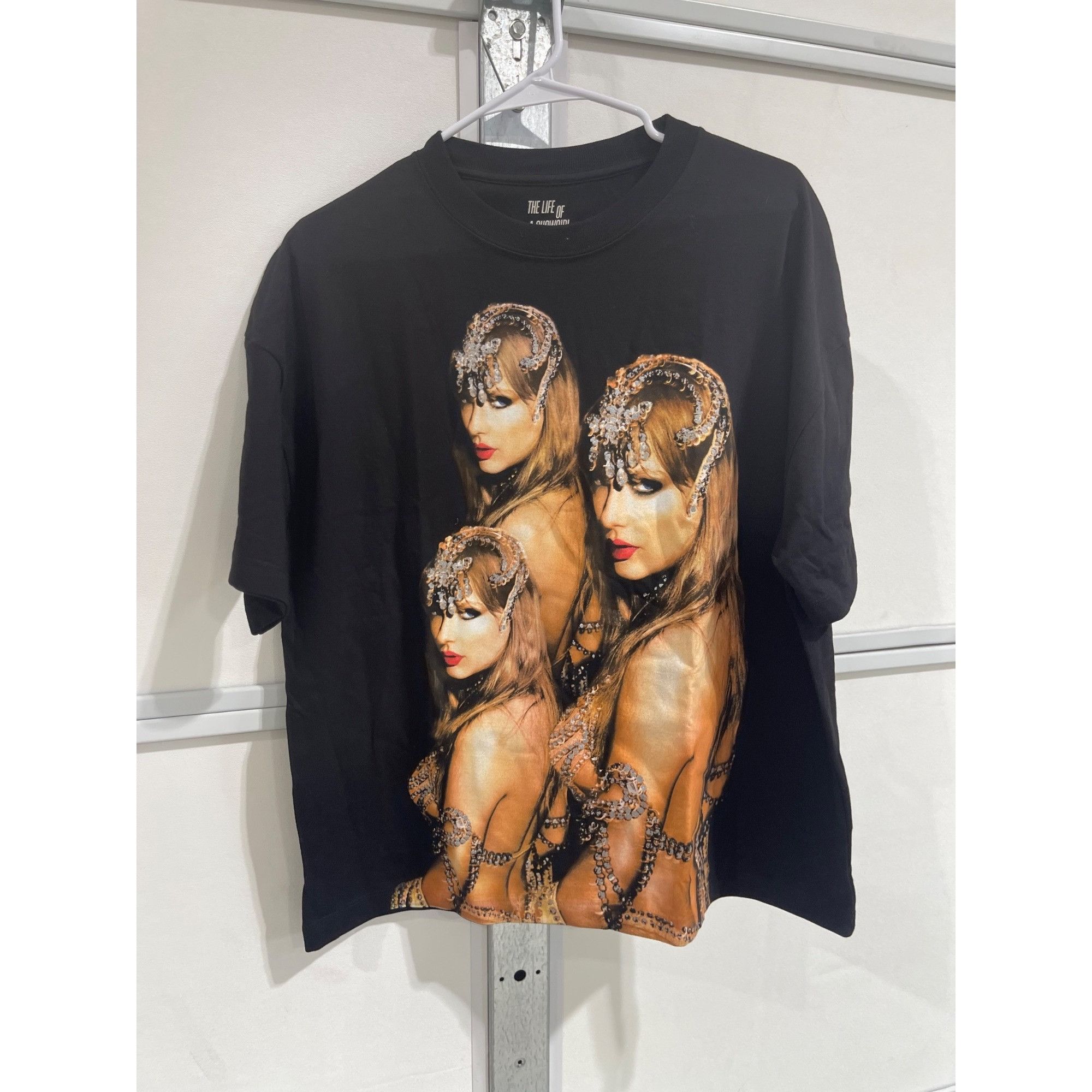 Band Tees NEW TAYLOR SWIFT The Life of a Showgirl It's Beautiful T-Shi Size M / US 6-8 / IT 42-44 - 2 Thumbnail