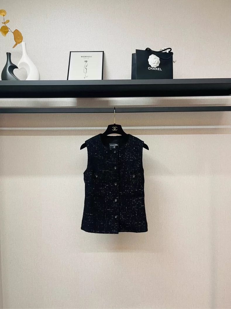 Chanel Chanel 24k black fine shiny piece tweed heavy industry vest Size XXS / US 00 / IT 34 - 1 Thumbnail