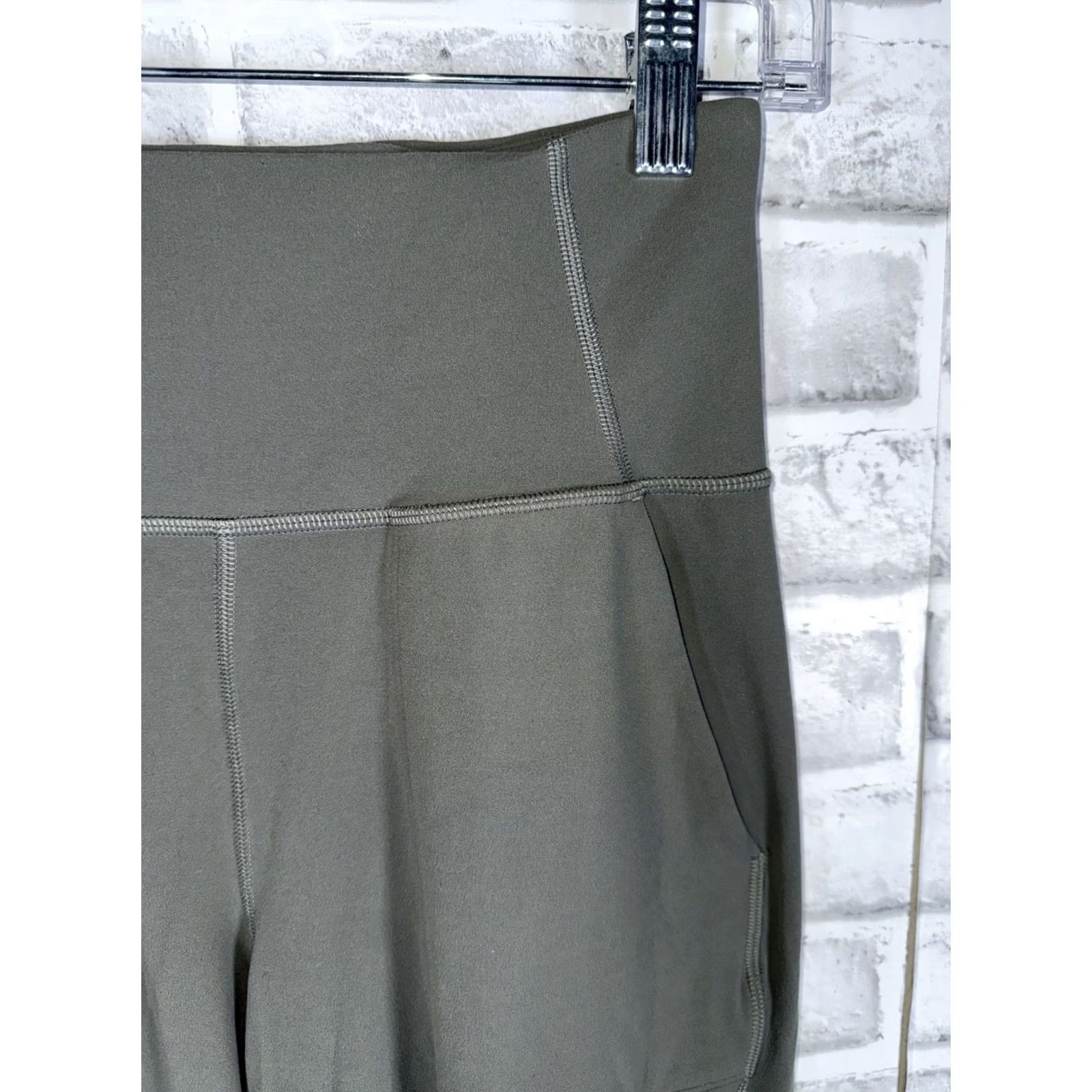 Lululemon LULULEMON Green Athletic Yoga Pants Womens 6 Cropped Activewear Yoga Pants Womens 6 Green LULULEMON Womens Size 28" / US 6 / IT 42 - 2 Thumbnail