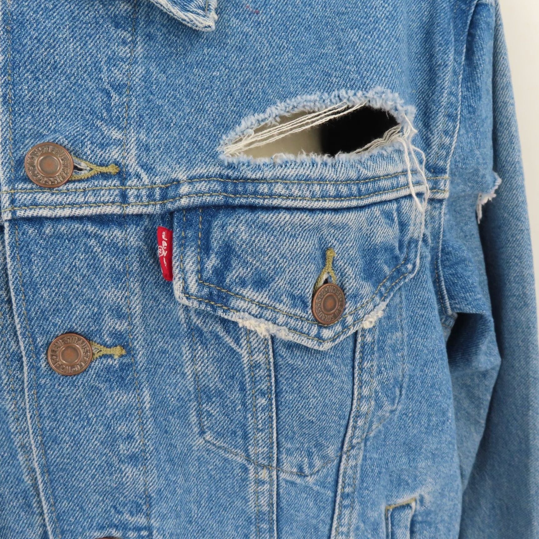 Levi's Levis Womens Medium Ex Boyfriend Trucker Jacket Blue Denim Jean Distressed NEW Size 32" / US 10 / IT 46 - 3 Thumbnail