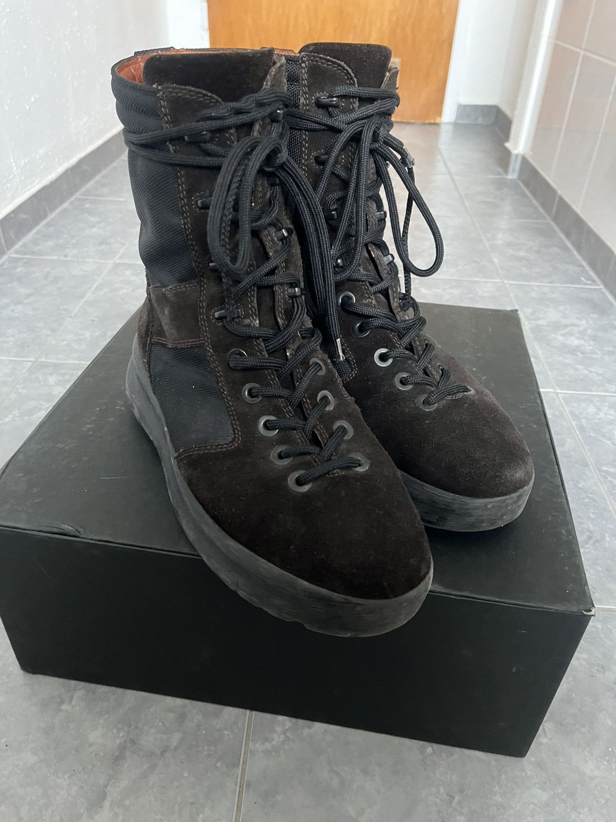 Yeezy yeezy season 3 military boot onyx shade oil Size US 10 / EU 43 - 2 Thumbnail