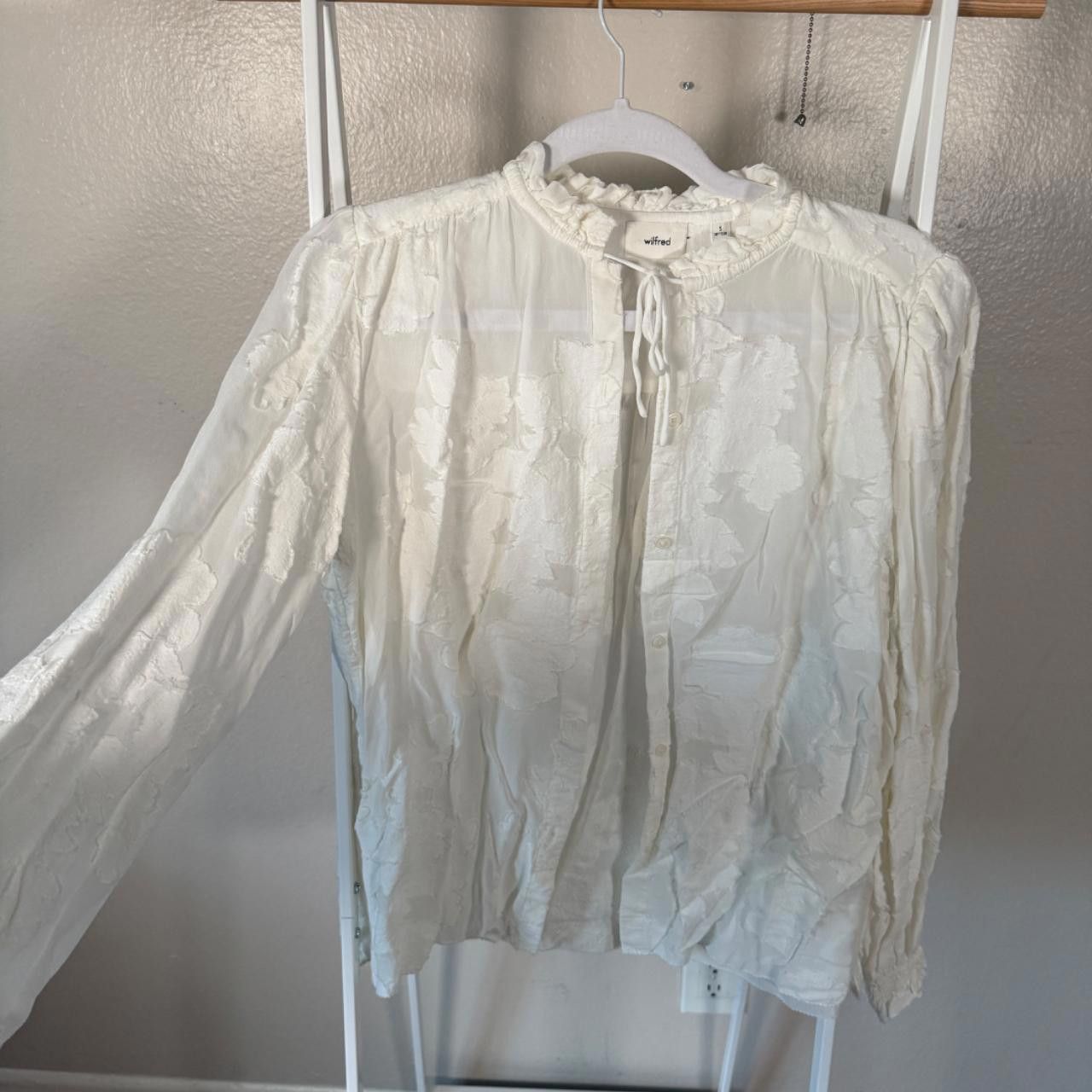 Aritzia white floral button up🤍 Size S / US 4 / IT 40 - 5 Thumbnail