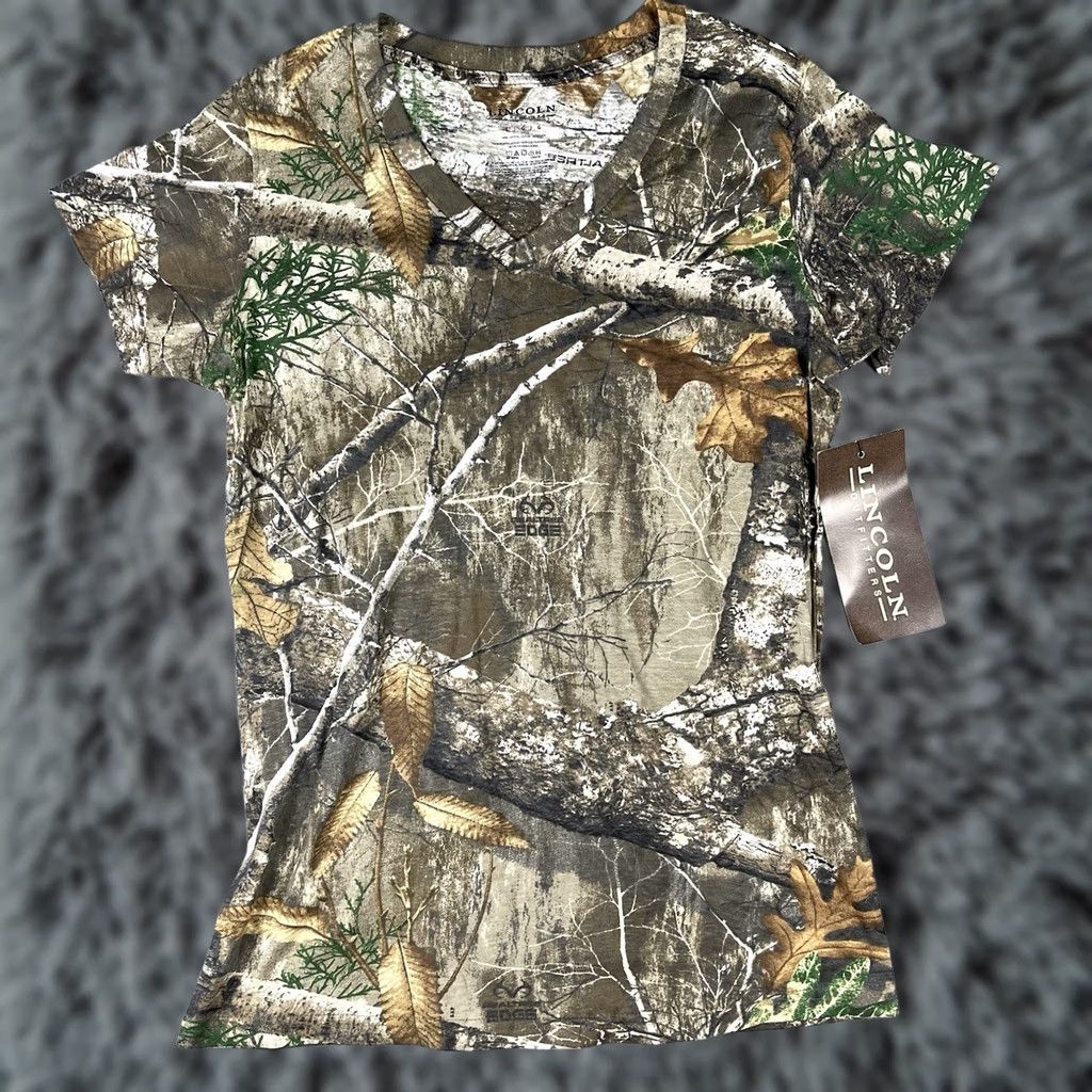 Realtree VINTAGE Lincoln Outfitters Realtree Camouflage V-Neck T-Shirt Womens Large Camouflage NWT Size L / US 10 / IT 46 - 1 Thumbnail