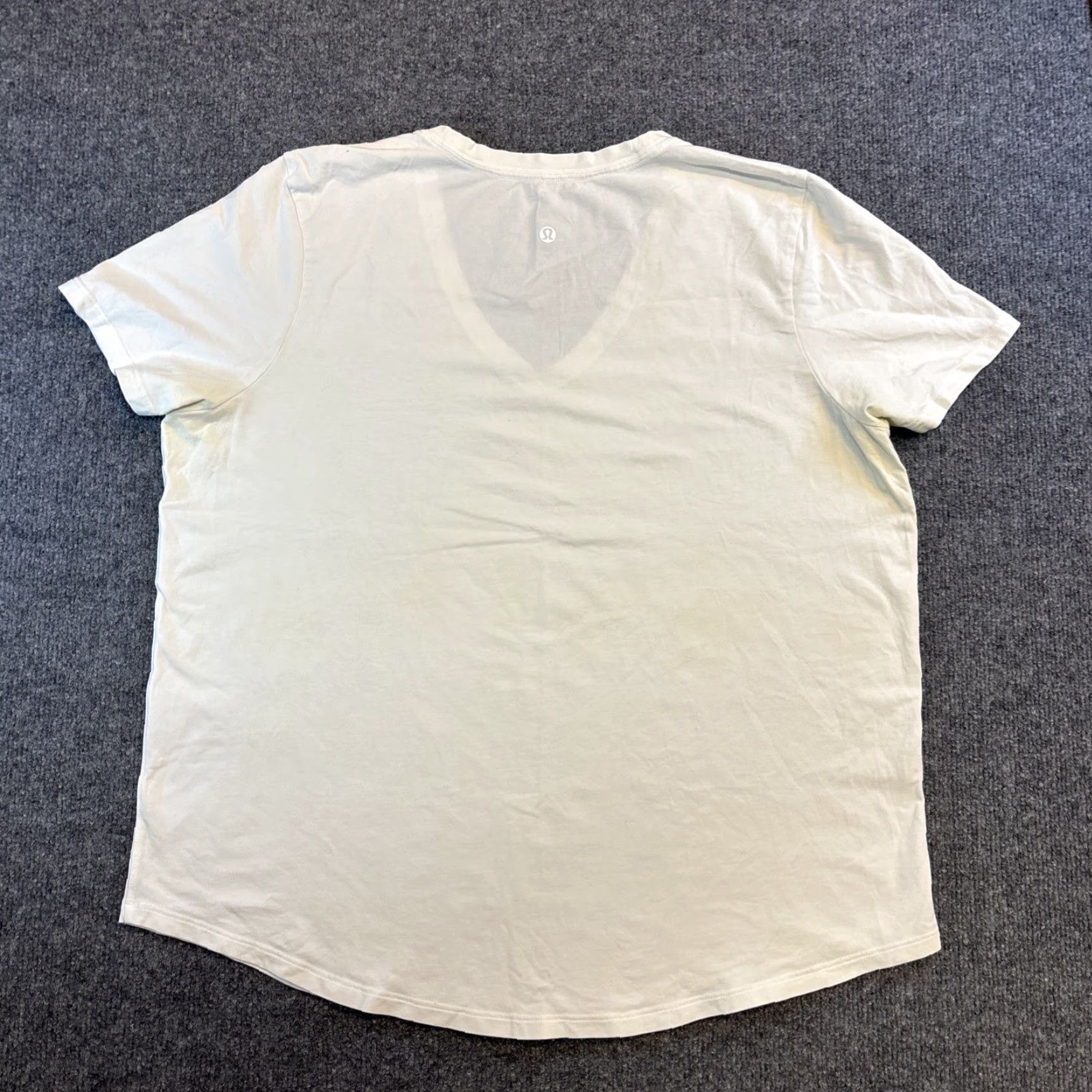 Lululemon Lululemon Fundamenta White V-Neck T-Shirt Mens Size L White Activewear/Casual Shirt Size US L / EU 52-54 / 3 - 4 Thumbnail