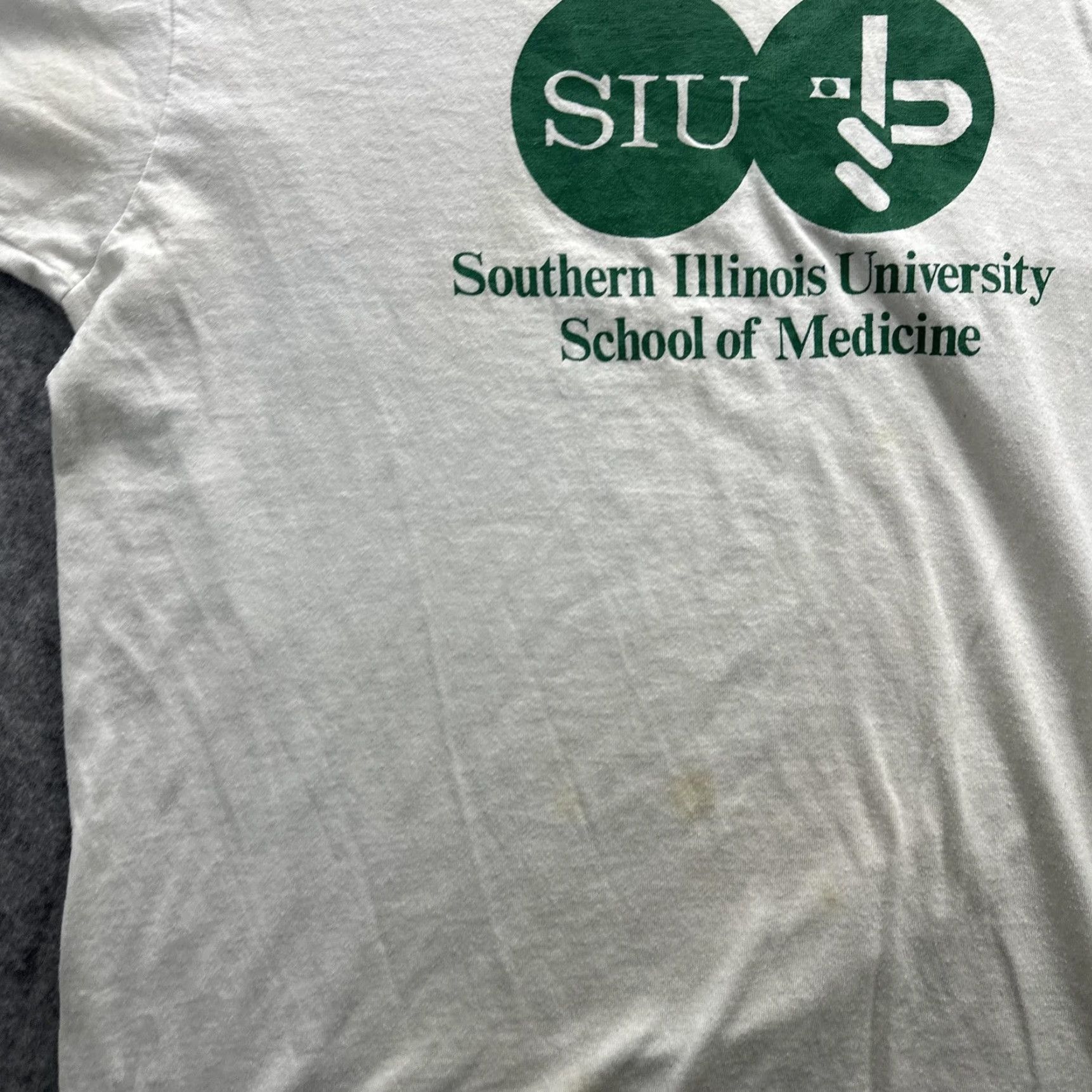 Vintage VINTAGE Screen Stars Best SIU College Shirt Mens XL White Crew Neck Short Sleeve Graphic Print 90s SIU School of Medicine Size US XL / EU 56 / 4 - 5 Thumbnail