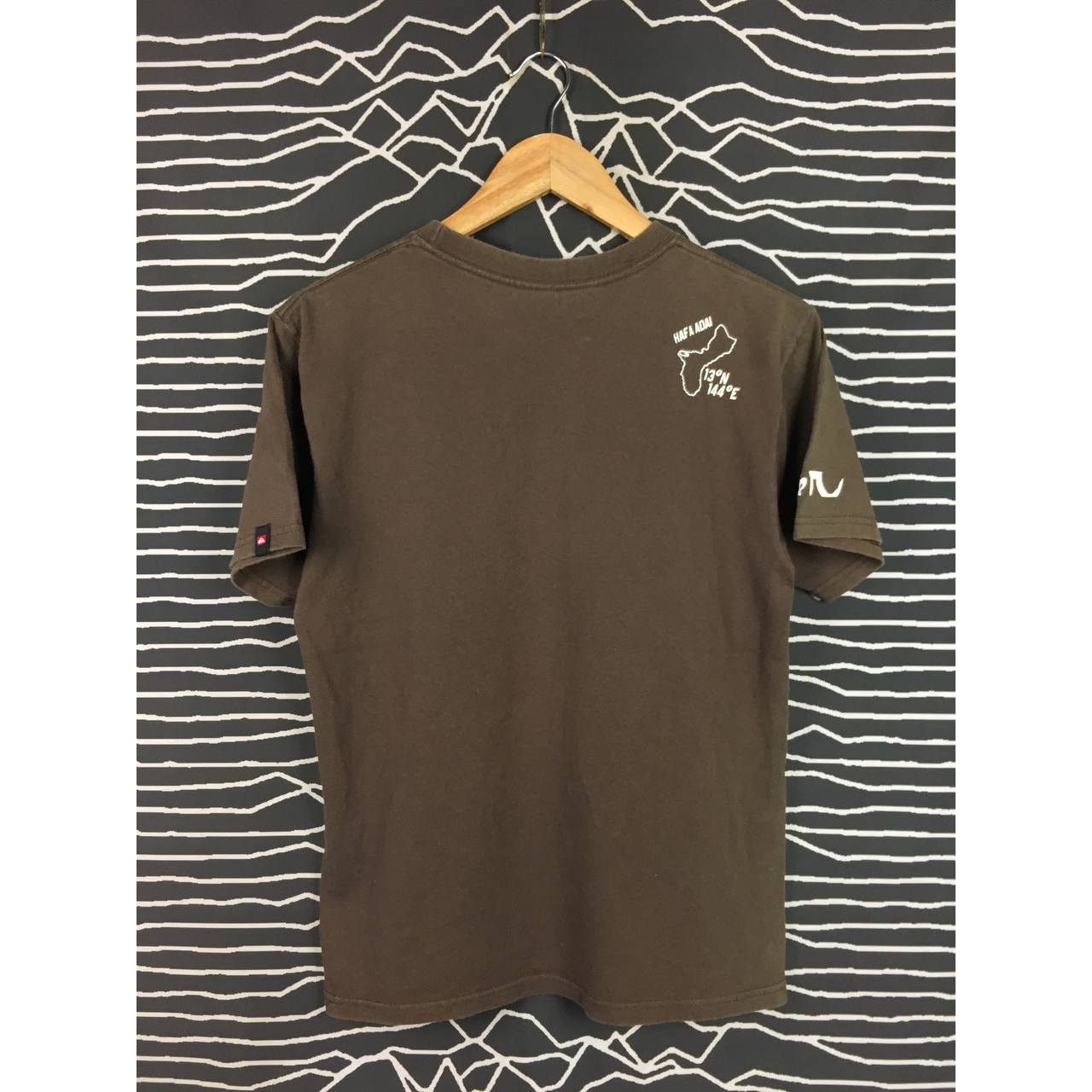Quiksilver × Vintage Vtg Quiksilver Center Logo Hafa Adai Guam Surf Skate Tee Size US S / EU 44-46 / 1 - 8 Thumbnail