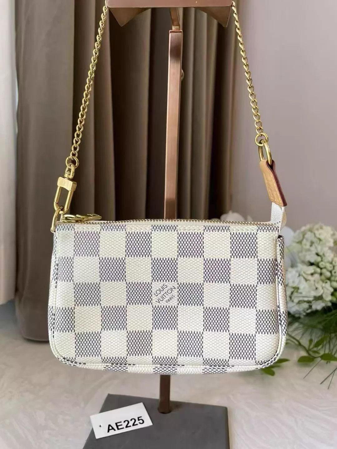 Louis Vuitton LV Mini Pochette 15x9.5x3 For Sale Size ONE SIZE - 5 Thumbnail