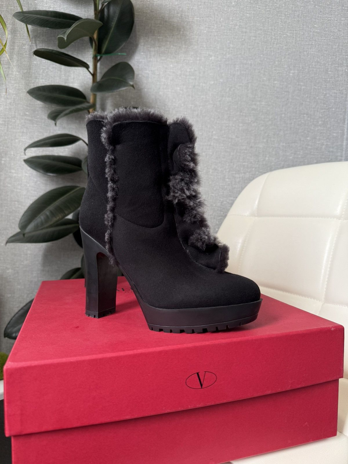 Valentino Valentino Garavani Black Suede Shearling Platform Ankle Boot Size US 7 / IT 37 - 9 Thumbnail