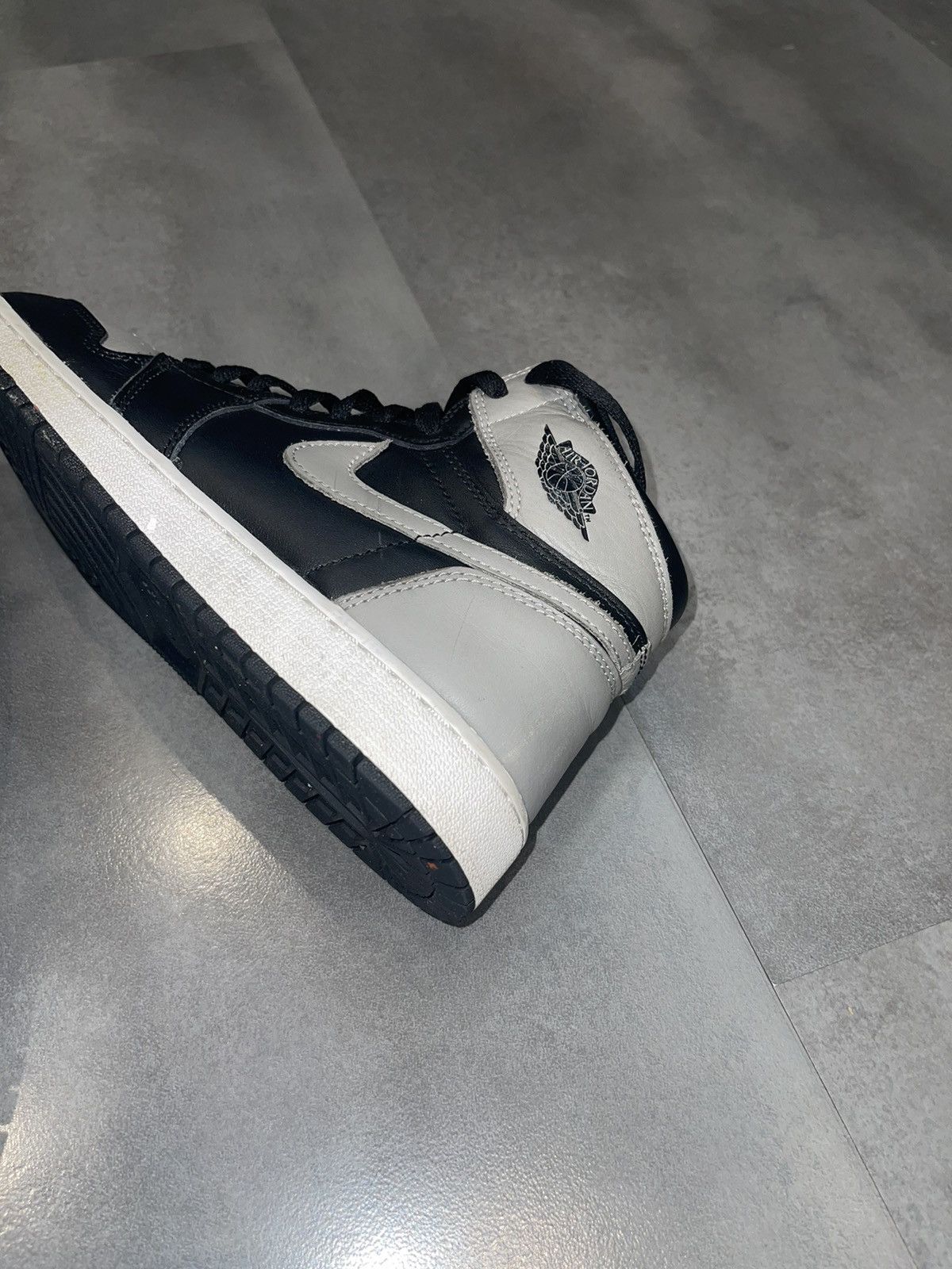 Nike 6Y SS18 Nike Jordan 1 Retro High Shadows (GS) Sneakers Size US 8 / IT 38 - 9 Thumbnail