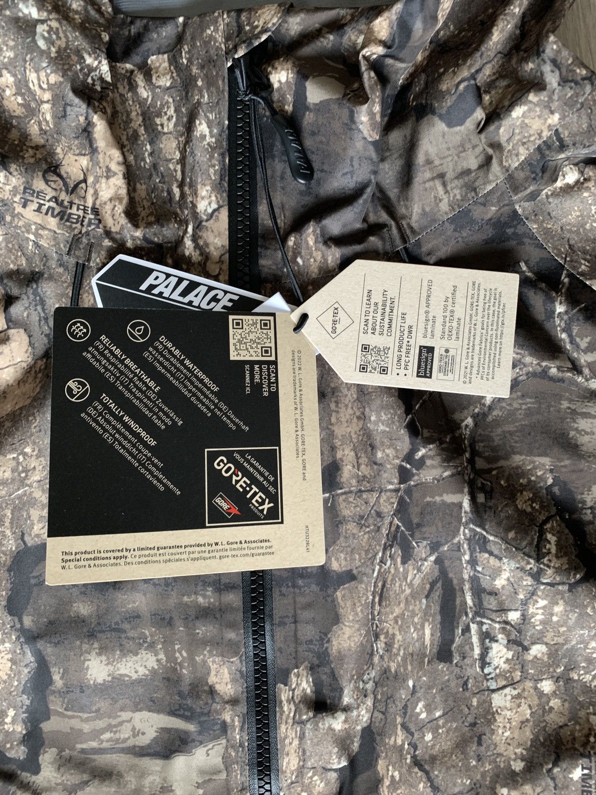 Palace Gore-tex 3L Jacket (Realtree Timber) Large