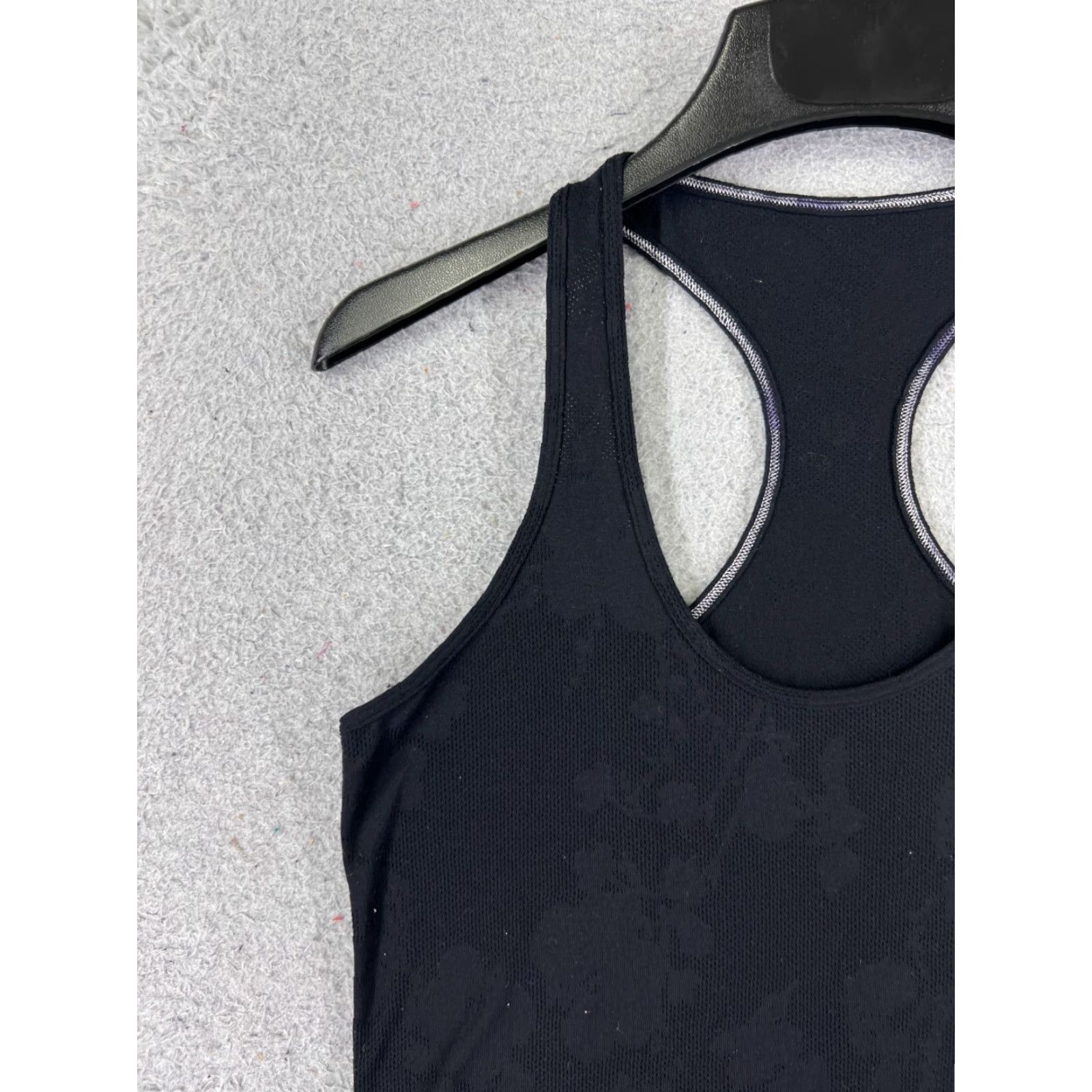 Lululemon Lululemon Shirt Women 4 Black Camo Floral Rose Racerback Tank Top Run Nulu Shirt Women Brand Lululemon 4 Black Rose Floral Racerback Tank Top Nulu Size S / US 4 / IT 40 - 3 Thumbnail