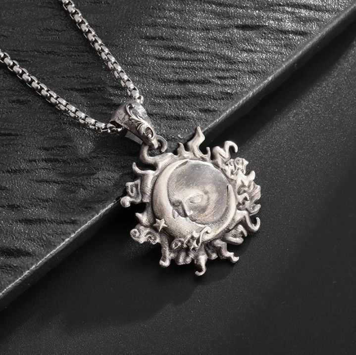 Japanese Brand × Vintage Moon Round Pendant Necklace Size ONE SIZE - 1 Thumbnail