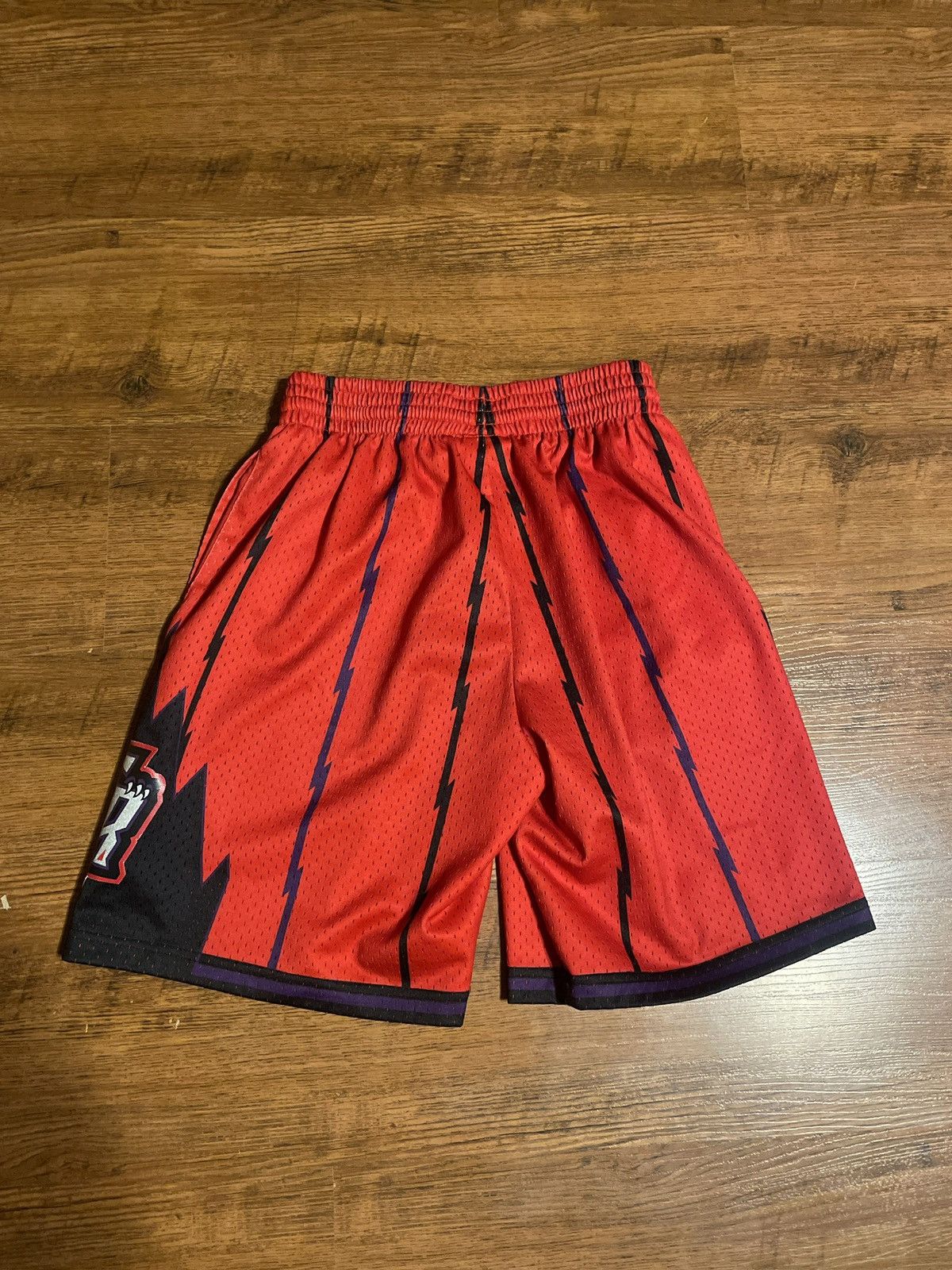 Mitchell & Ness Mitchell & Ness NBA Hardwood Classics Toronto Raptors Shorts Size US 32 / EU 48 - 5 Thumbnail