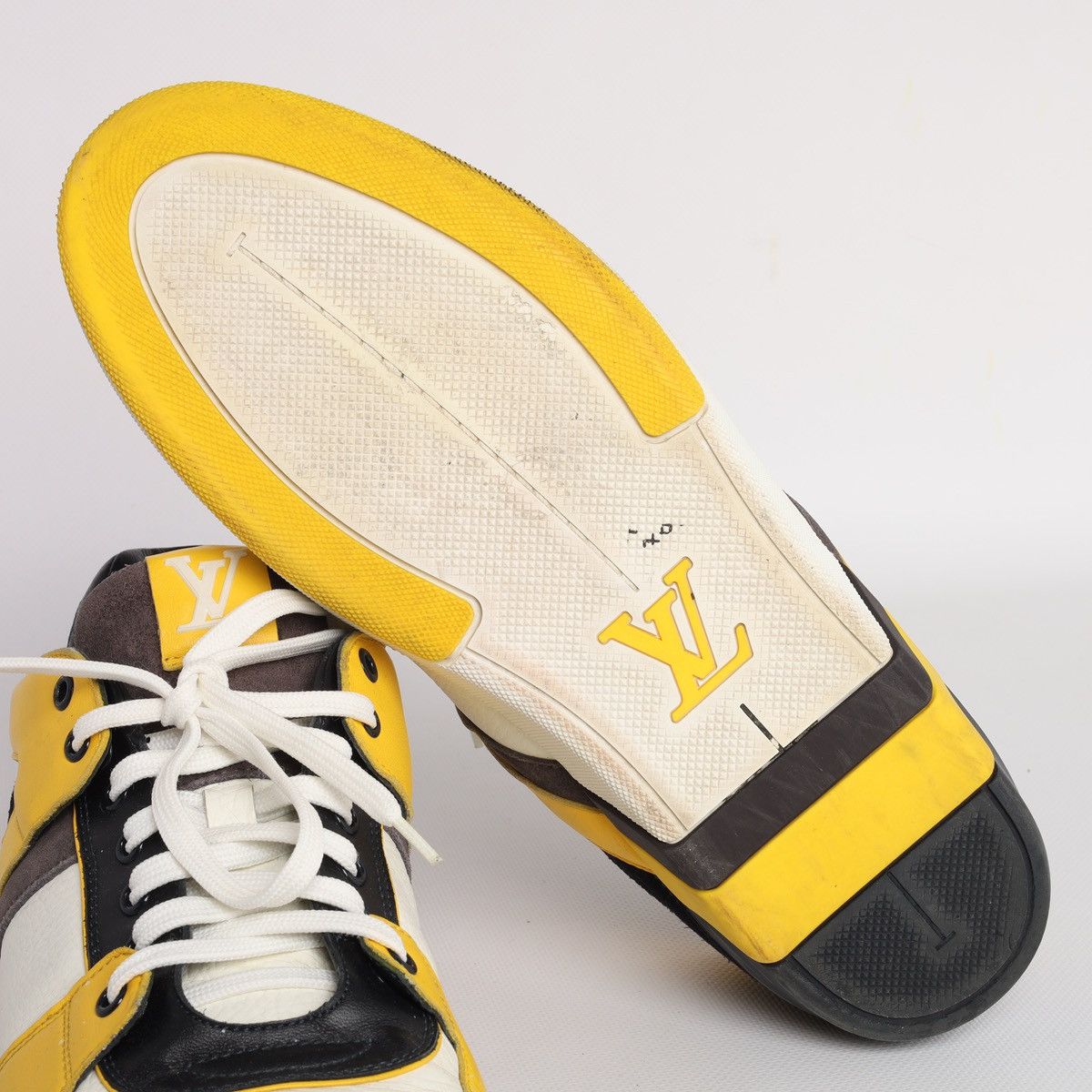 Louis Vuitton Louis Vuitton LV Trainers Yellow Black Ace Sneakers Leather Size US 9 / EU 42 - 20 Thumbnail