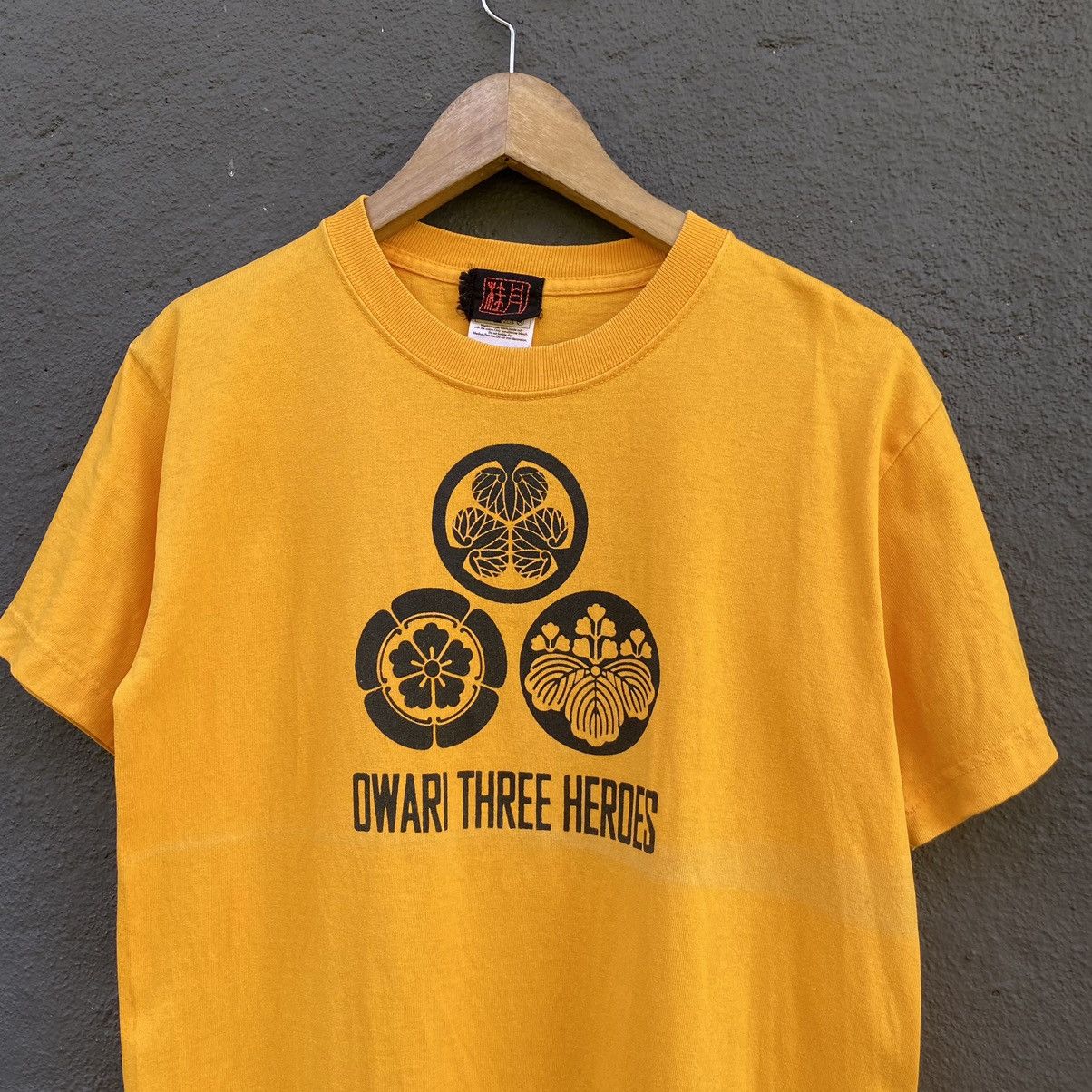 Japanese Brand Vintage Faded Y2K Owari Three Heroes ERD GRUNGE TEE Size US S / EU 44-46 / 1 - 2 Thumbnail