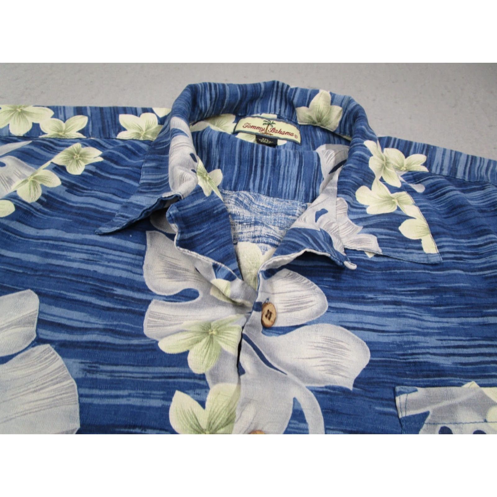 Tommy Bahama VINTAGE Tommy Bahama Shirt Men 2XL Blue Floral Silk Button Up Camp Loop Collar Shirt Size US XXL / EU 58 / 5 - 2 Thumbnail